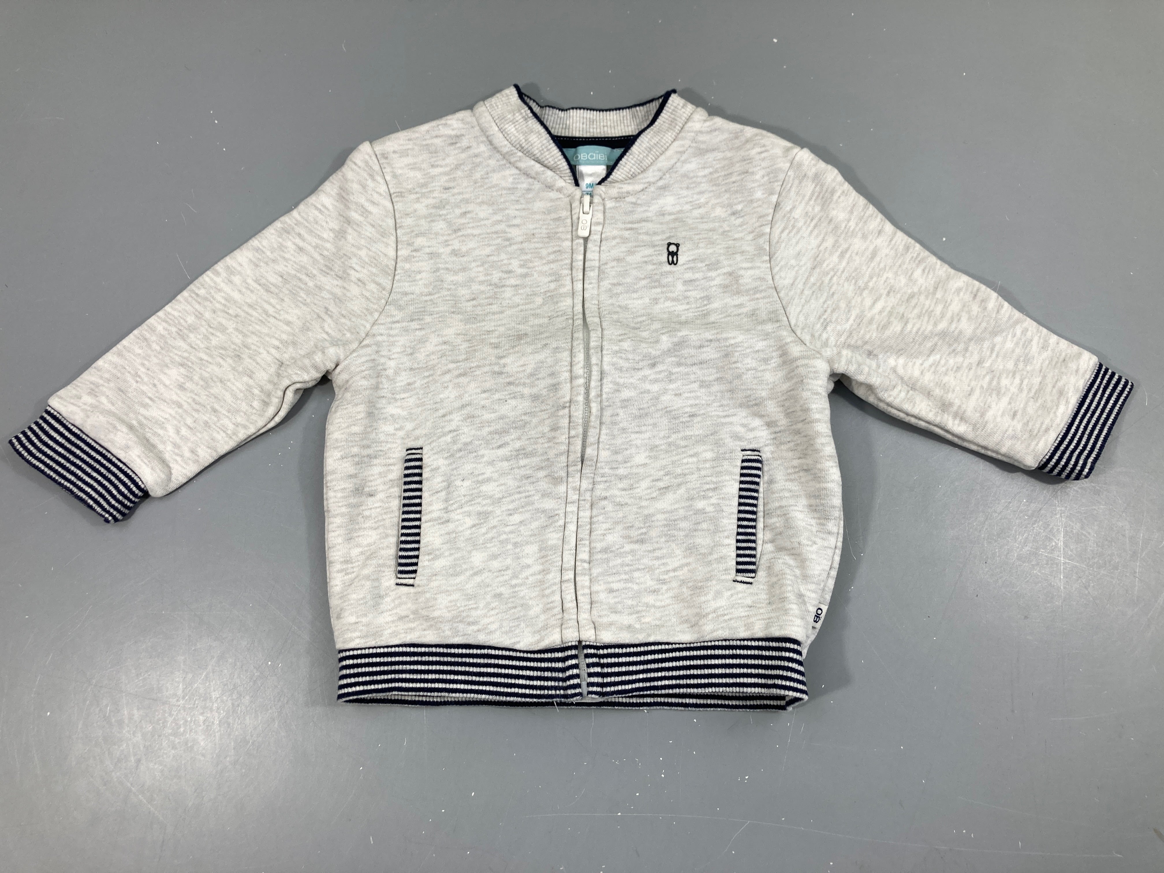 Sweat zippé gris chiné rayé