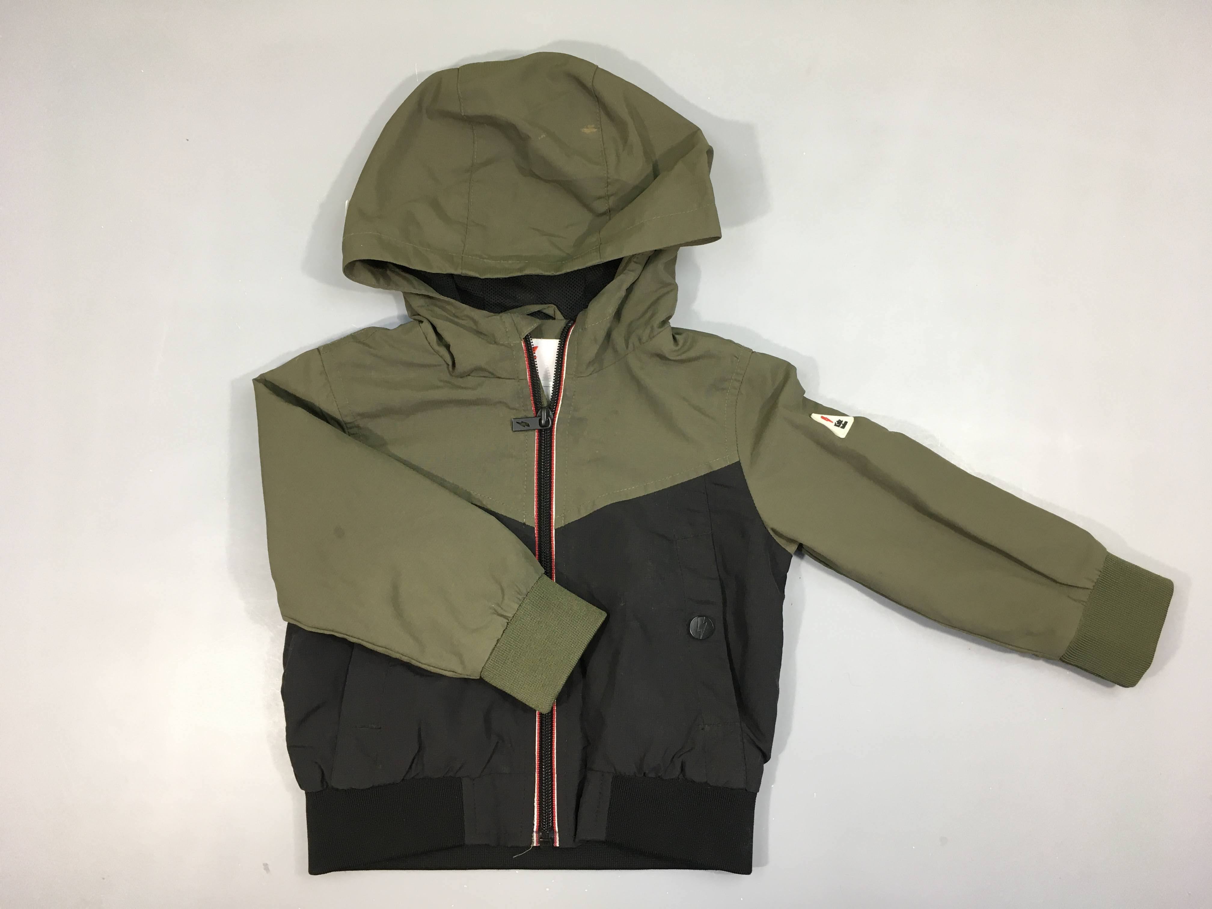 Veste légère zippée kaki/noir à capuche, tache sur la capuche