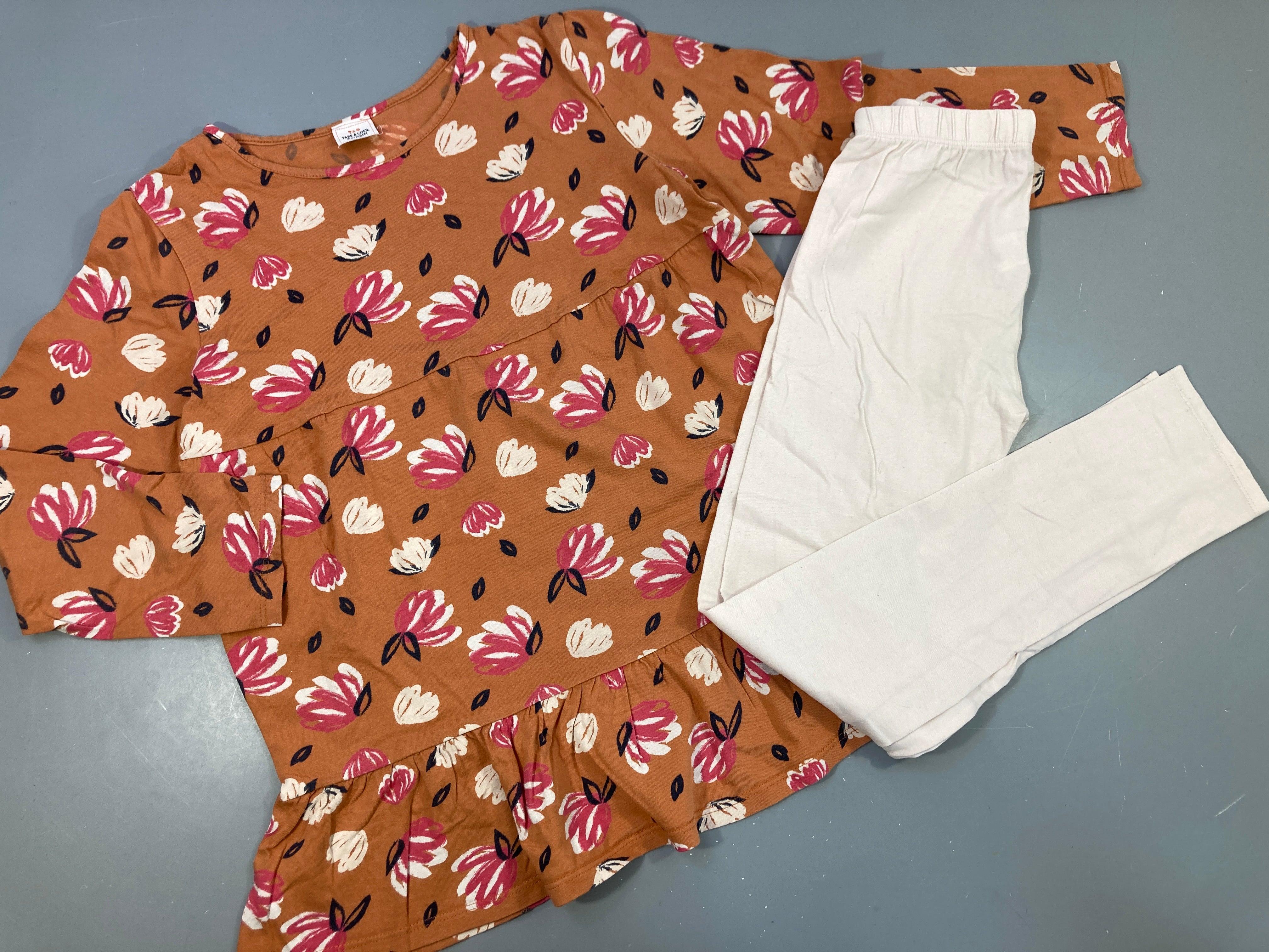 Pyjama 2pcs jersey orange fleurs, légèrement bouloché et taché