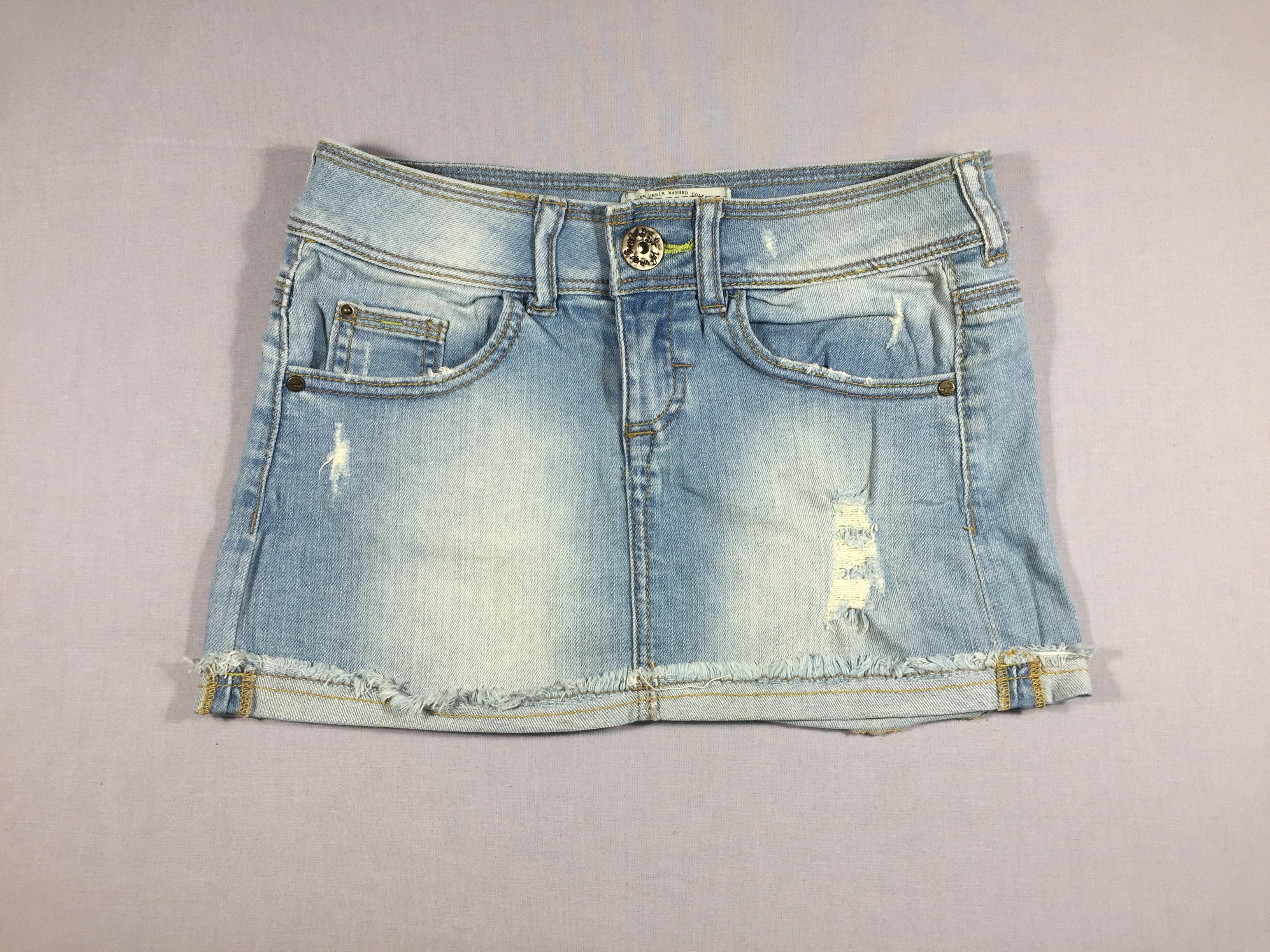 Bershka - jupe en jean bleu clair effet éraillé à revers - 32
