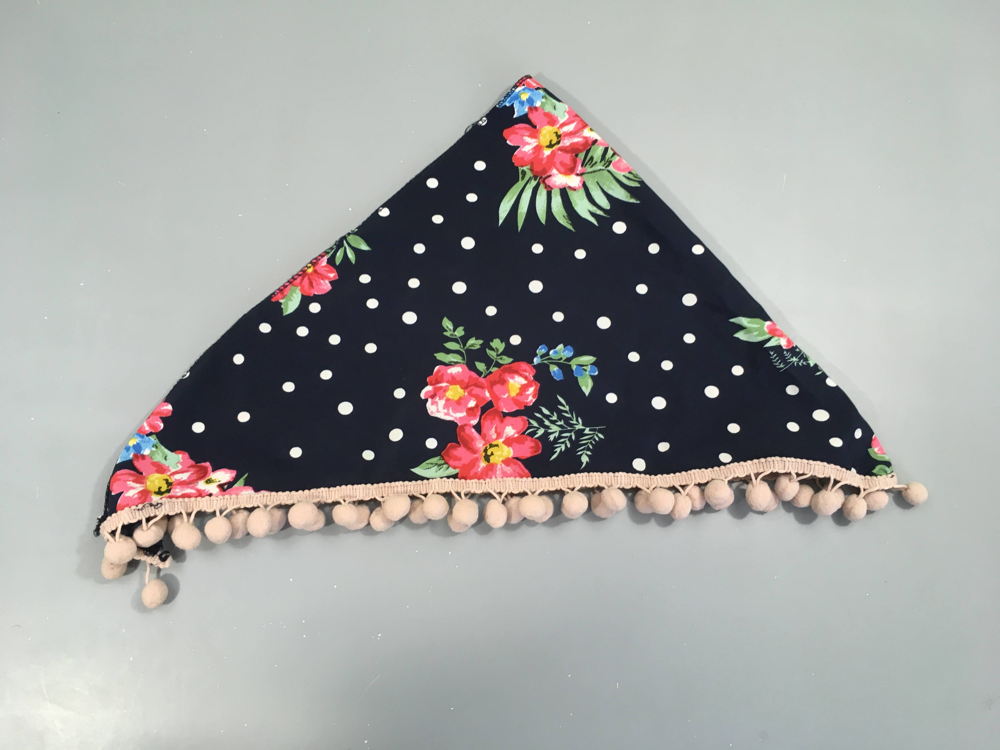 Foulard bleu foncé pois fleurs