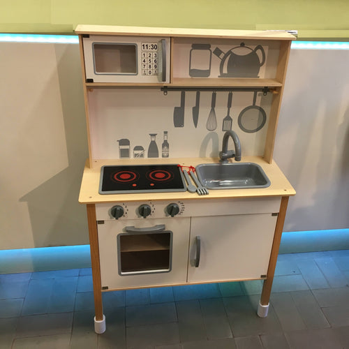 Cuisine en bois avec son et lumière - Action, moins cher chez Petit Kiwi