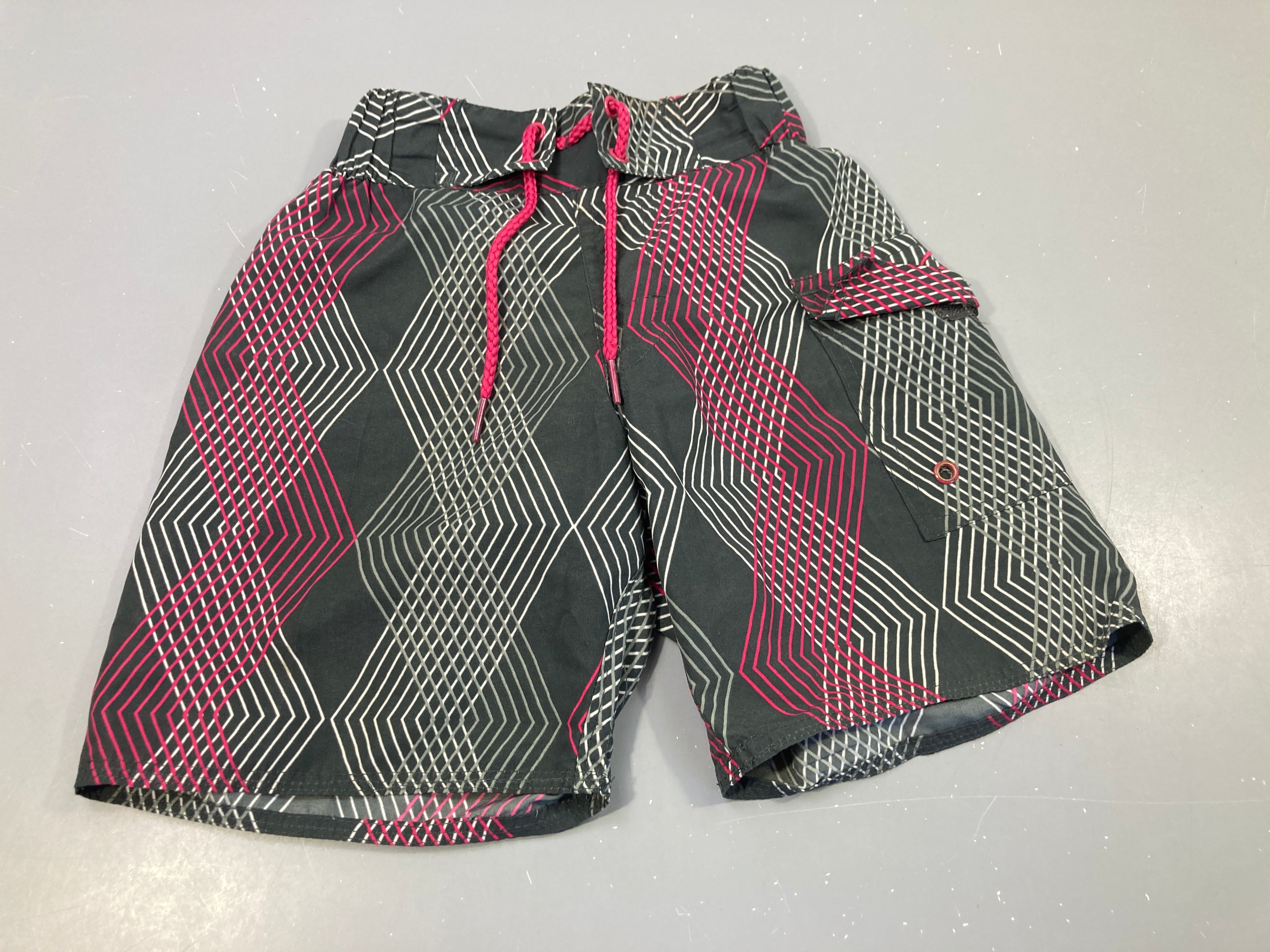 Maillot short gris motifs géométriques blanc et rose