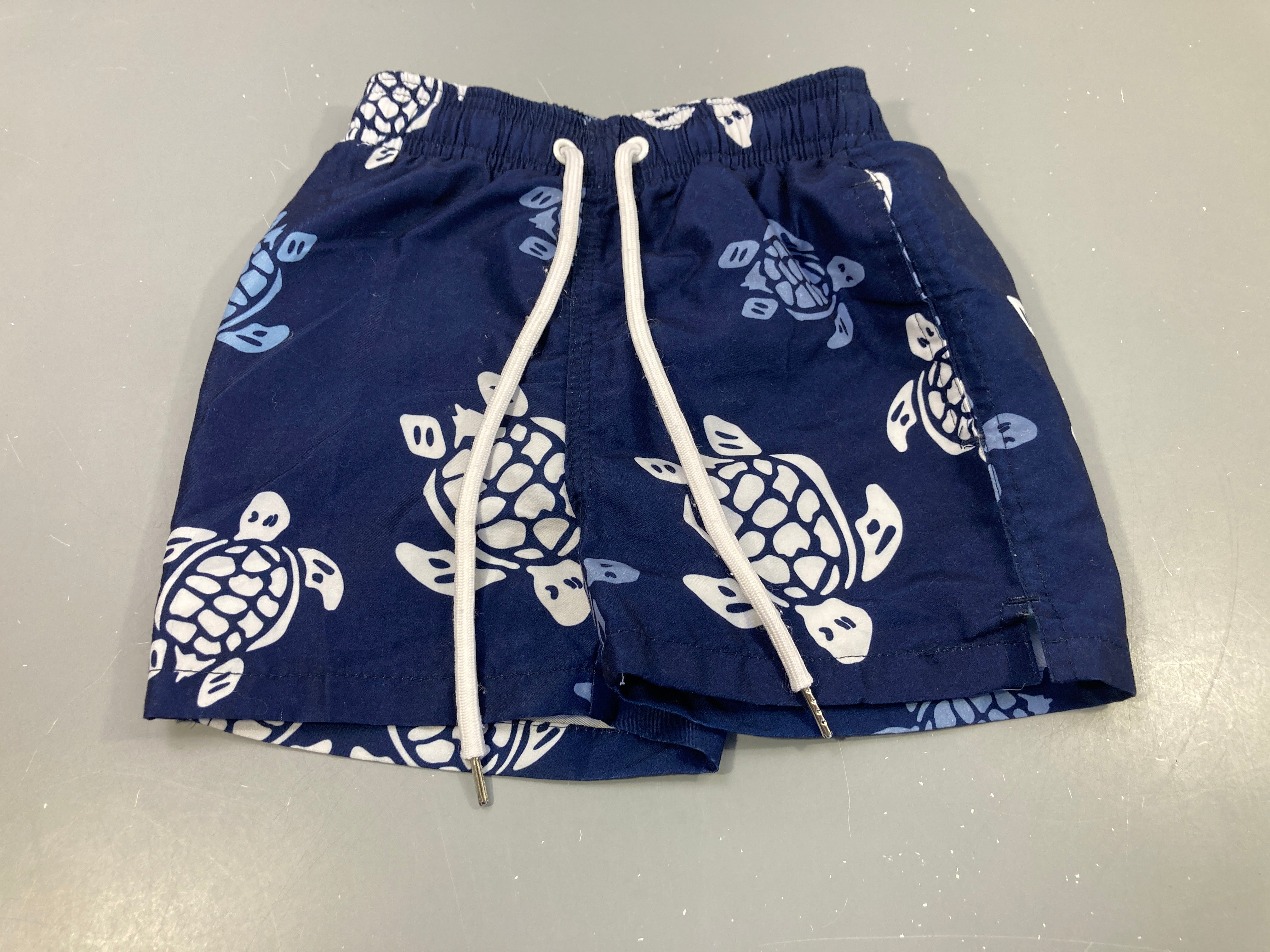 Maillot short bleu marine, tortues blanches , pas de taille indiquée, estimée 2 ans