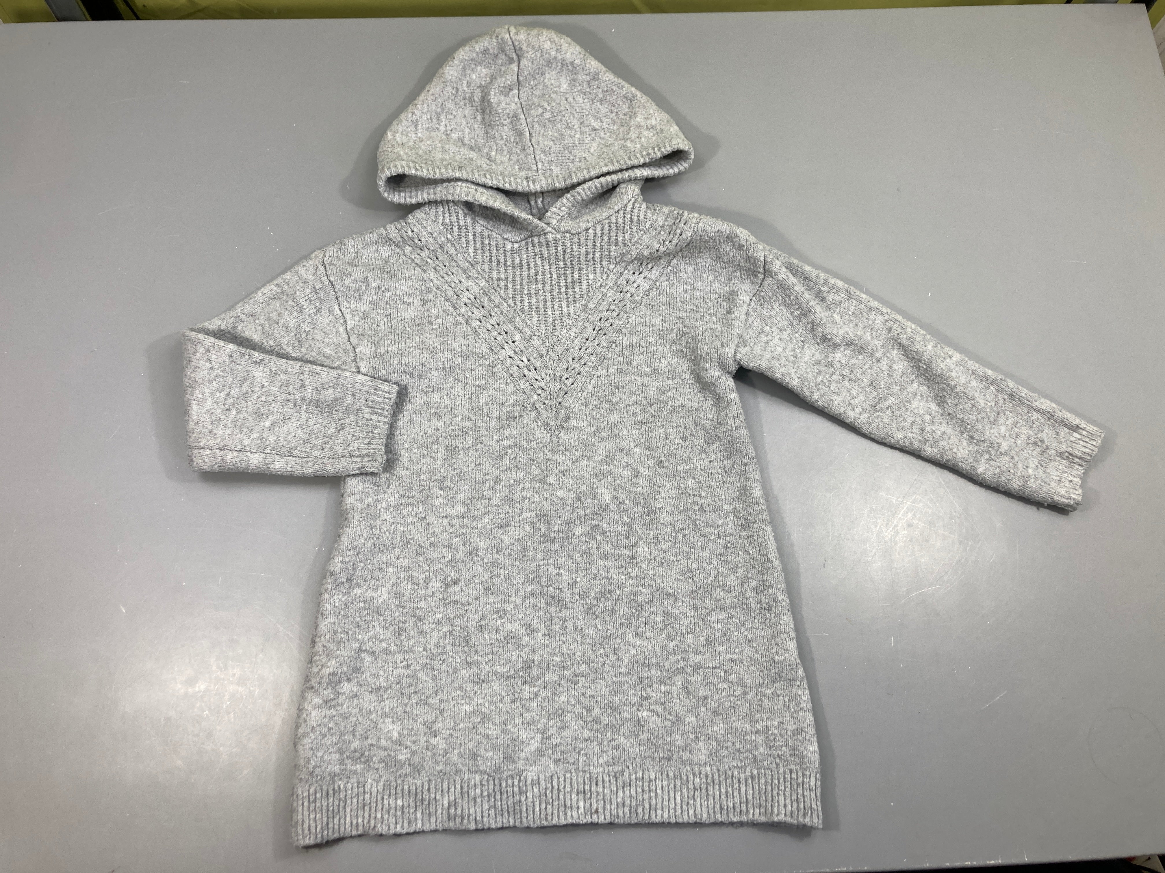 Pull à capuche gris, bouloché
