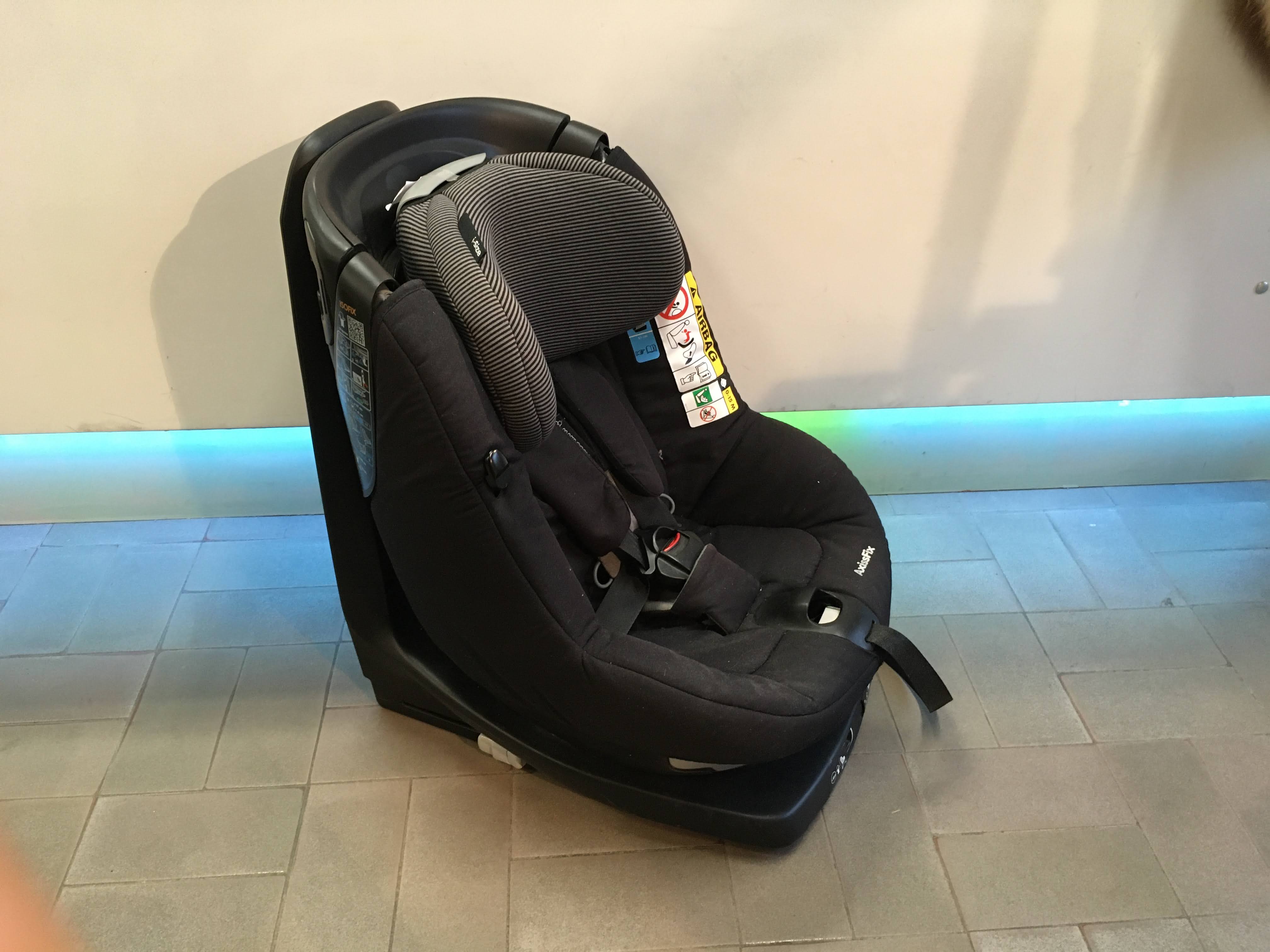 Axissfix I-Size noir, dos et face à la route, siège pivotant groupe 1 - max 19kg - Isofix - manque 1 attache sur le côté pour la bretelle de ceinture, pas de problème pour la sécurité