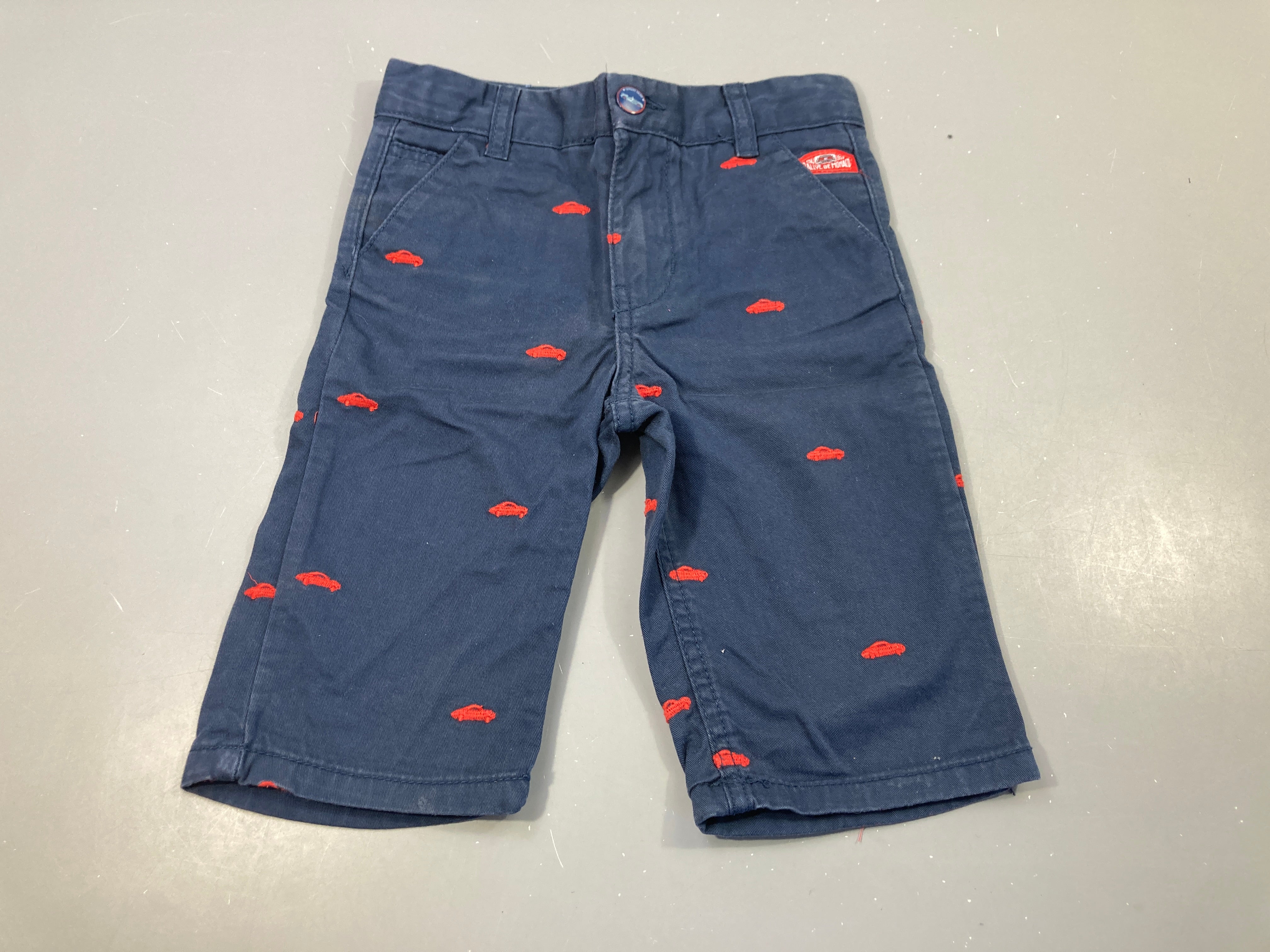 Bermuda chino bleu marine, voitures rouges
