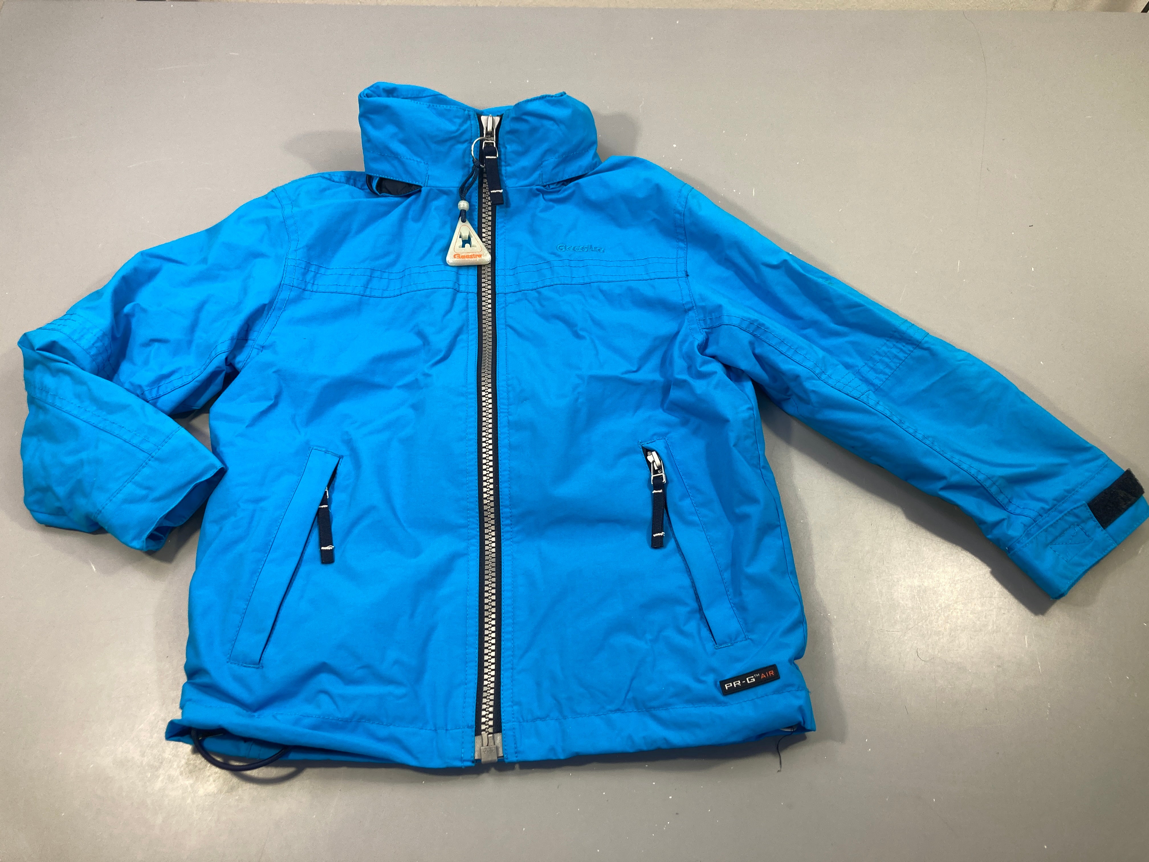 Veste zippée à capuche bleue, tirette avec déco 
