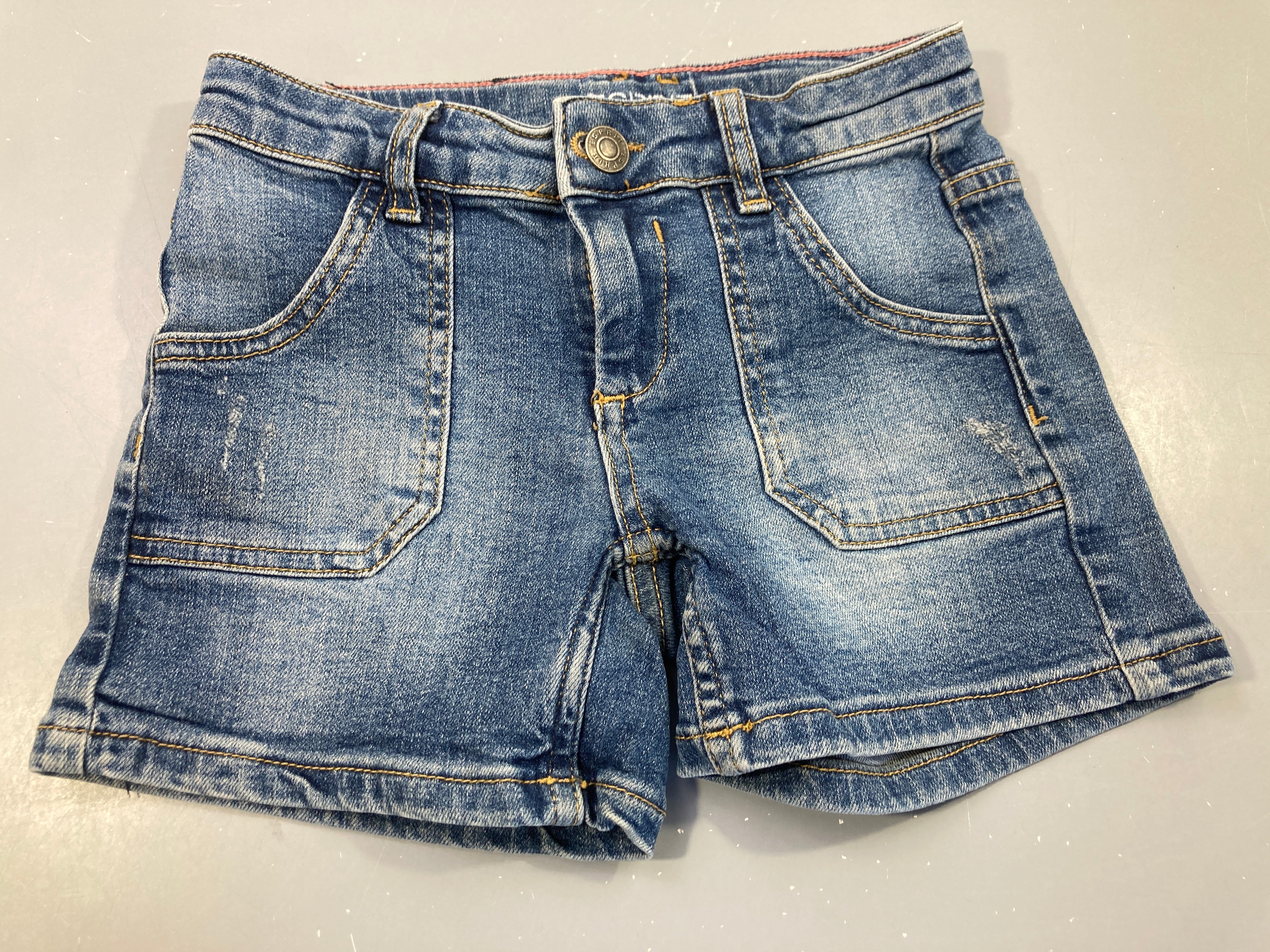 Short en jean , effet éraillé