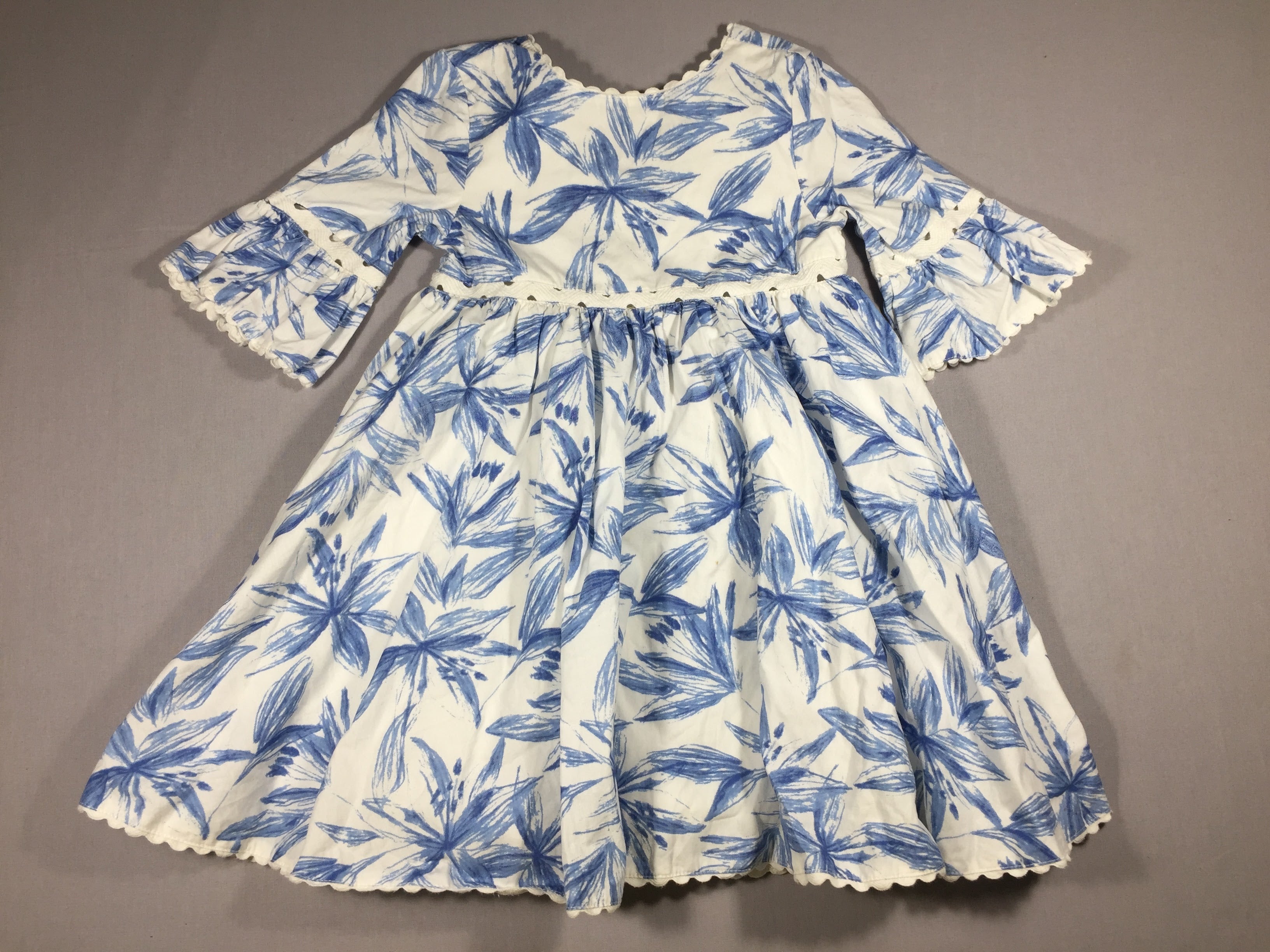 Robe manches 3/4 - blanche avec fleurs bleues