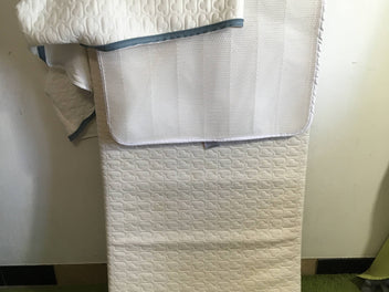 Matelas Evolution Premium avec housse pour position inclinée + 1 protège matelas Baby protect Aerosleep. Qques auréoles à relaver sur matelas,  60x120cm - valeur neuf 230€