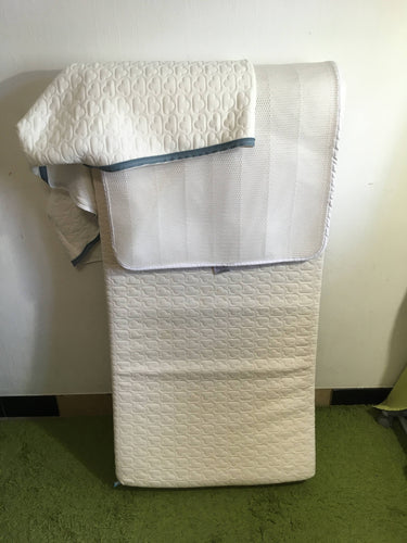 Matelas Evolution Premium avec housse pour position inclinée + 1 protège matelas Baby protect Aerosleep. Qques auréoles à relaver sur matelas,  60x120cm - valeur neuf 230€, moins cher chez Petit Kiwi