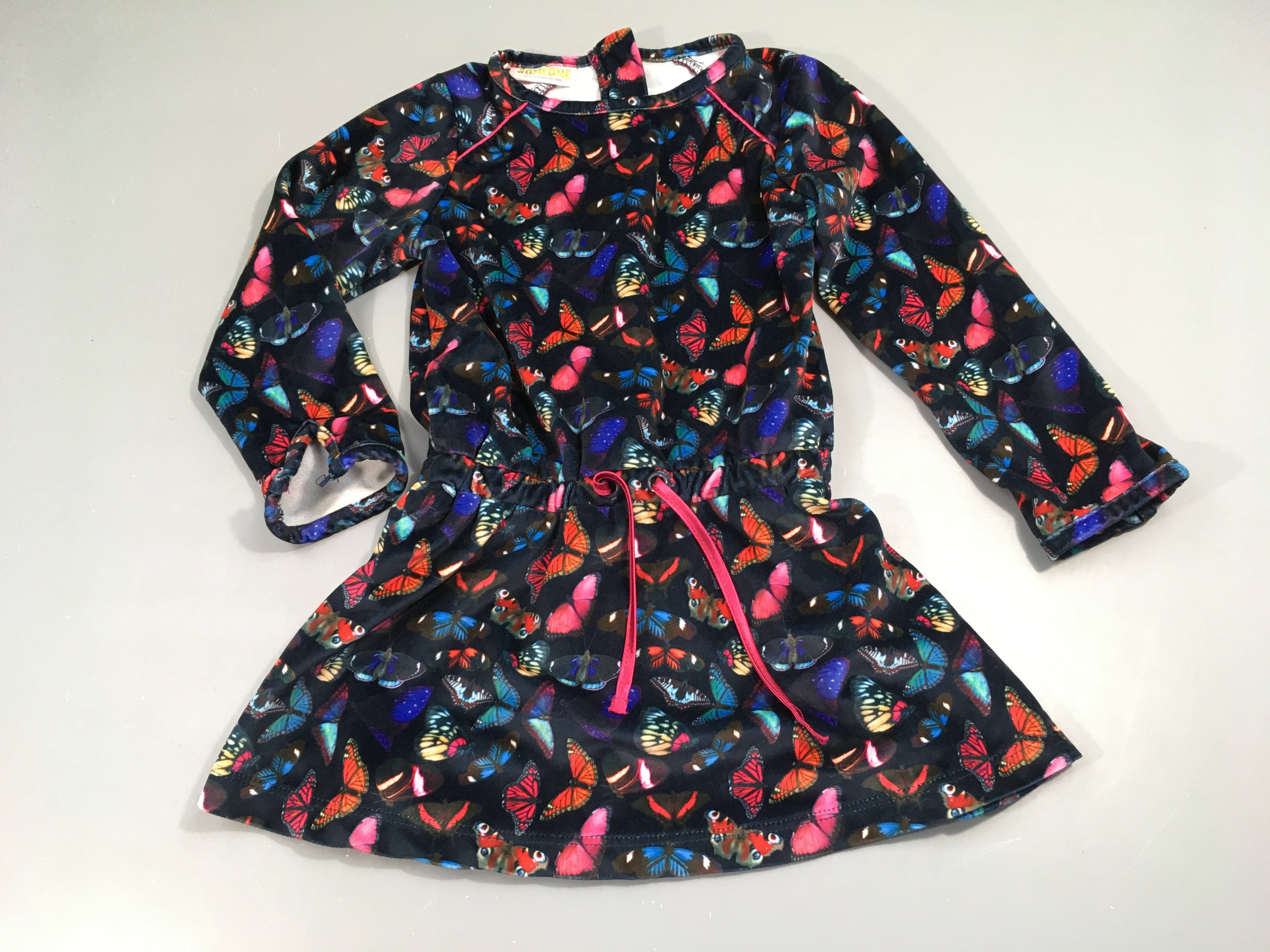 Robe m.l  velours noir avec pappillons colorés