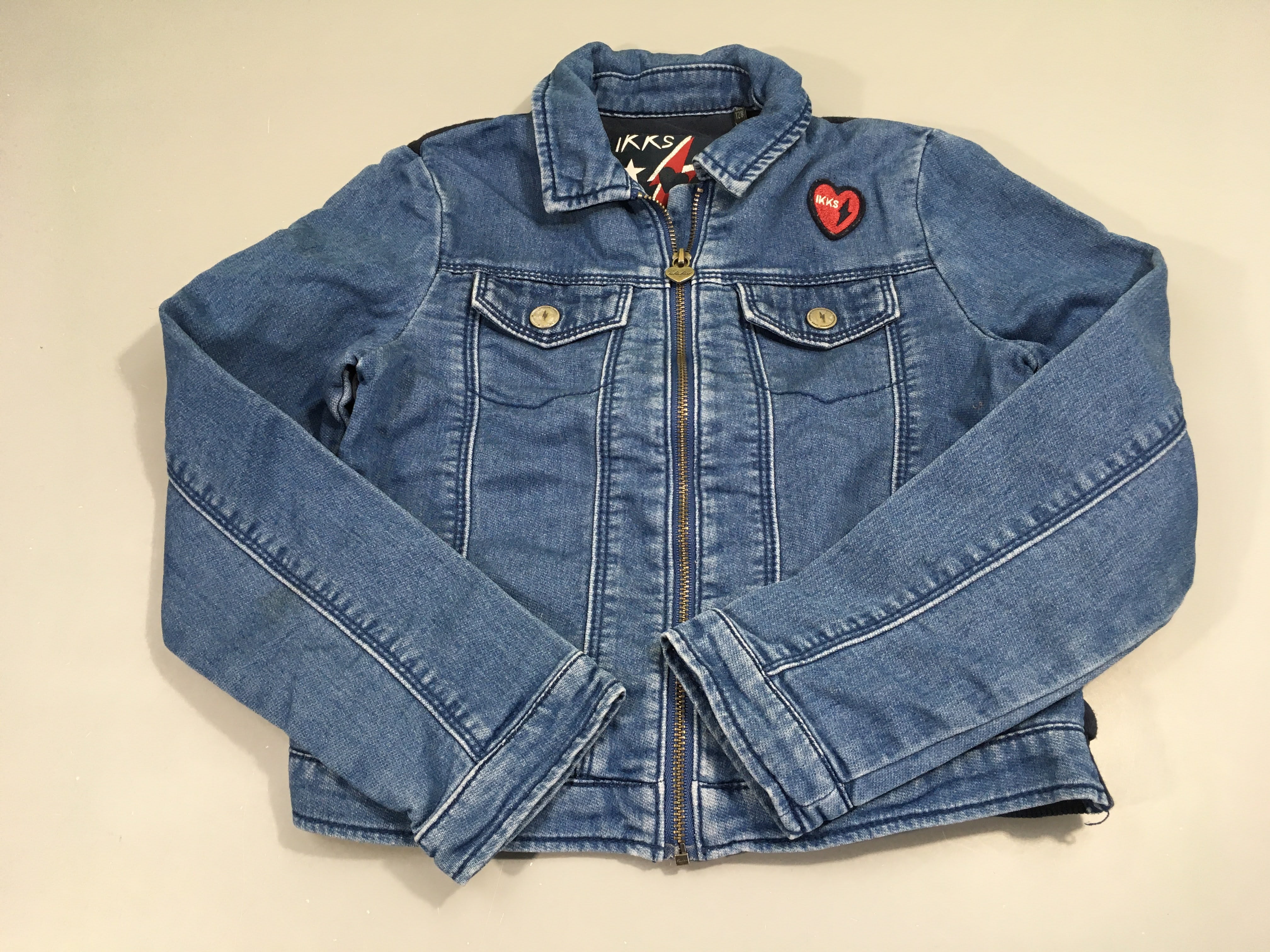 Blouson zippé jeans bleu, dos molleton bleu foncé, paris minuit