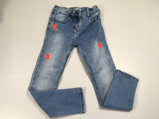 Jeans skinny bleu delavé avec coeurs rouge, légères tâches aux genoux, moins cher chez Petit Kiwi