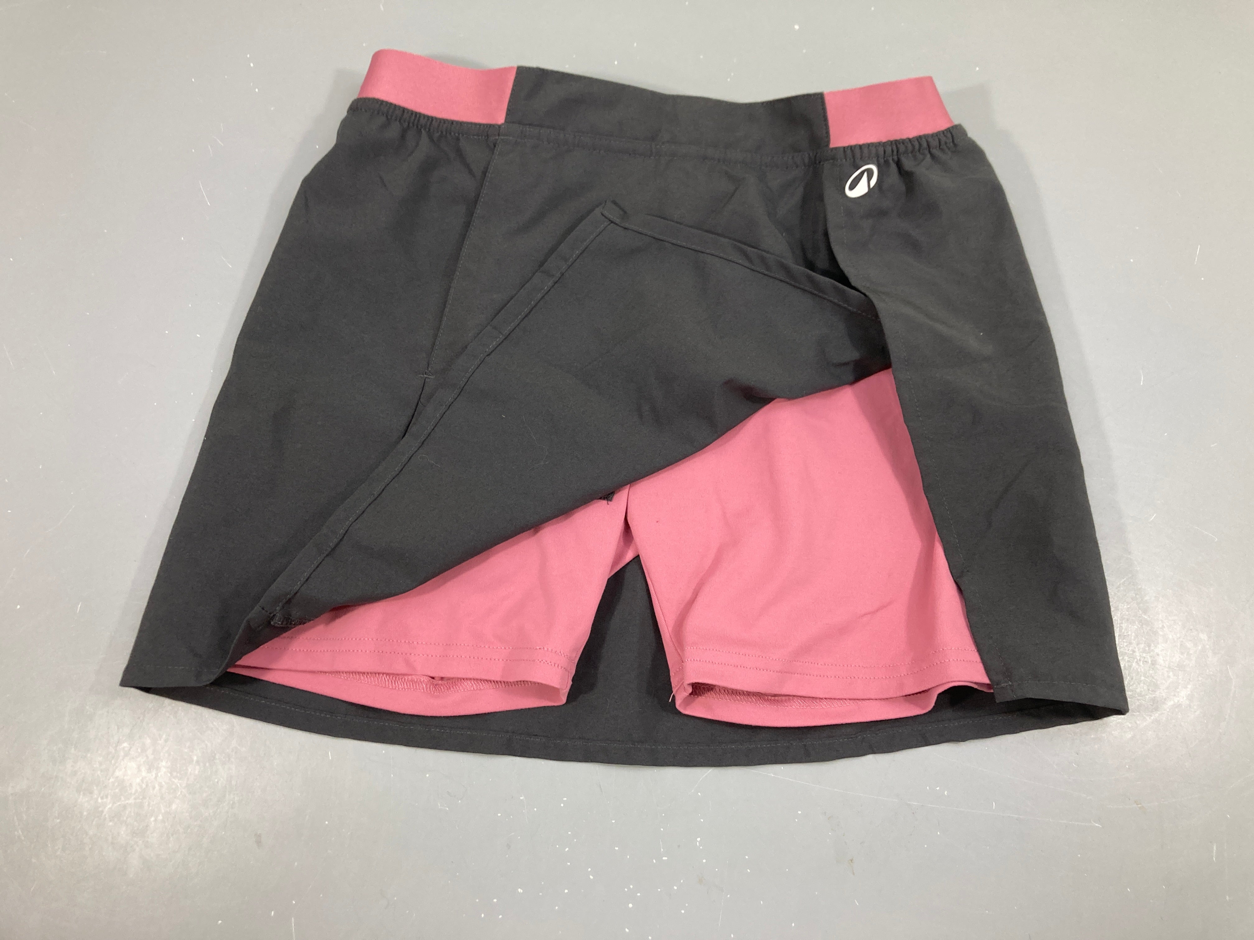 Jupe short gris foncé/rose