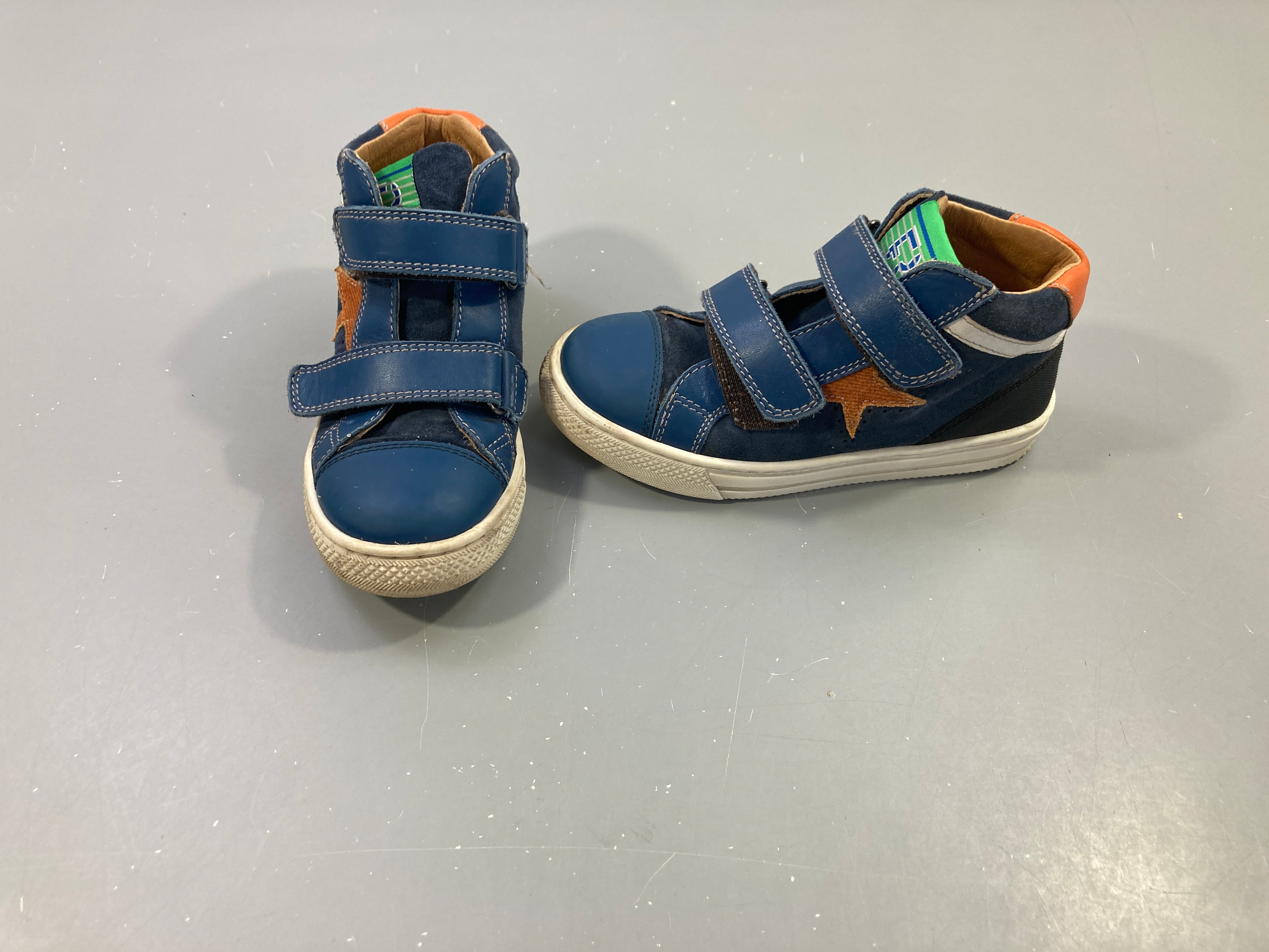 Baskets montantes cuir bleu scratchs étoile, 29