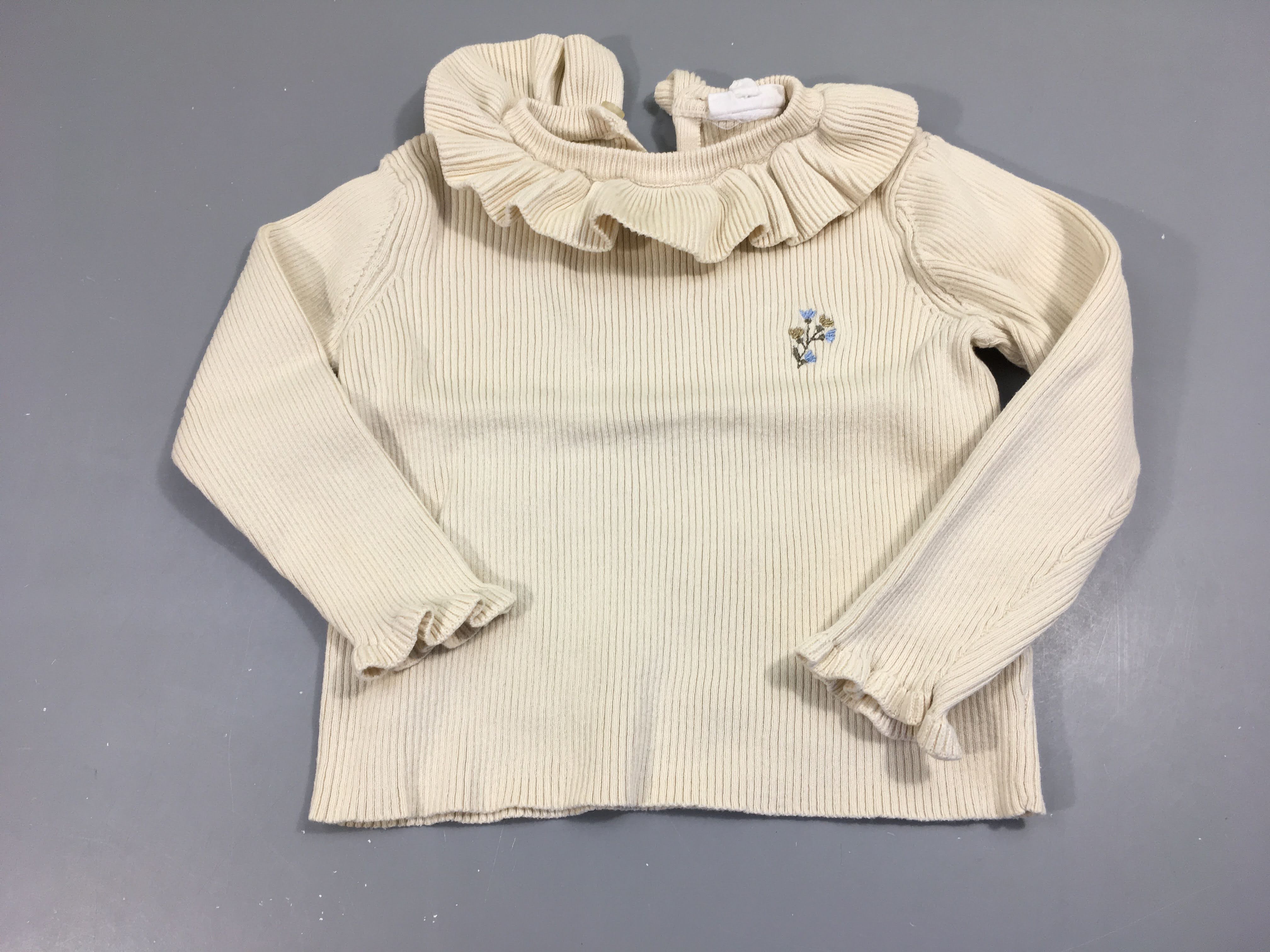 Pull écru col volant