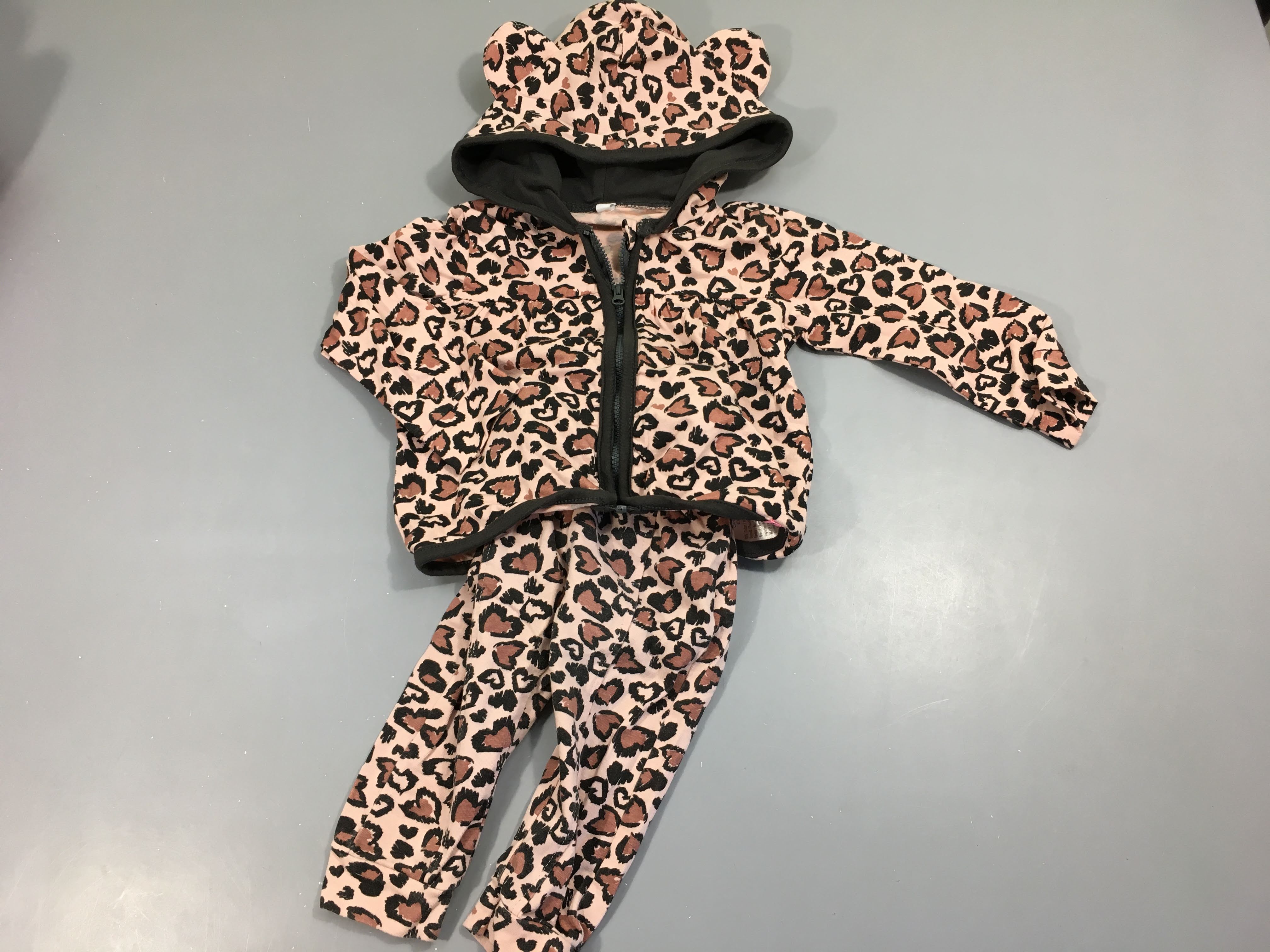 Ensemble sweat capuche zippé, pantalon rose imprimé léopard