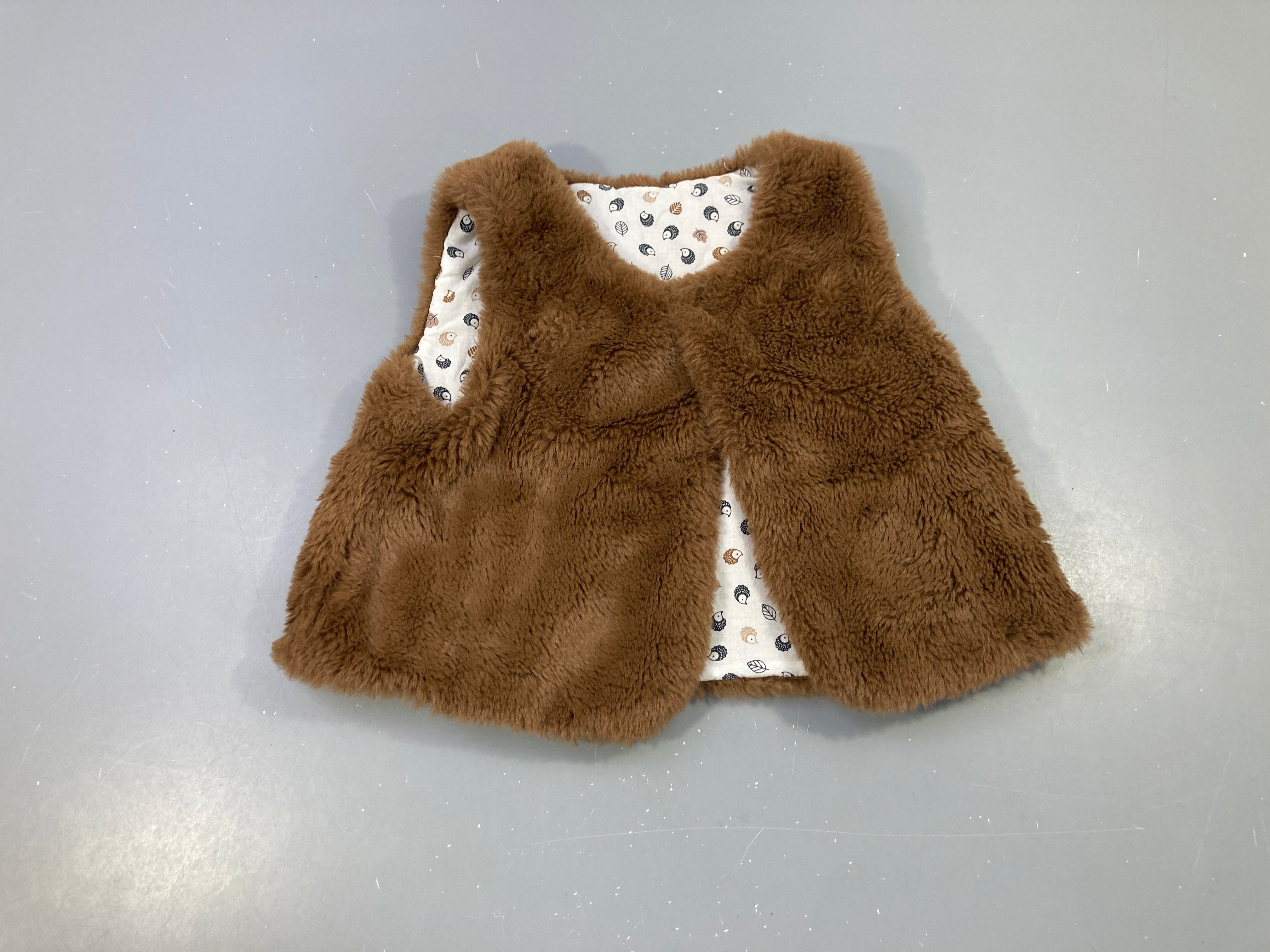 Gilet s.m fausse fourrure brun réversible, taille estimée pas d'étiquette