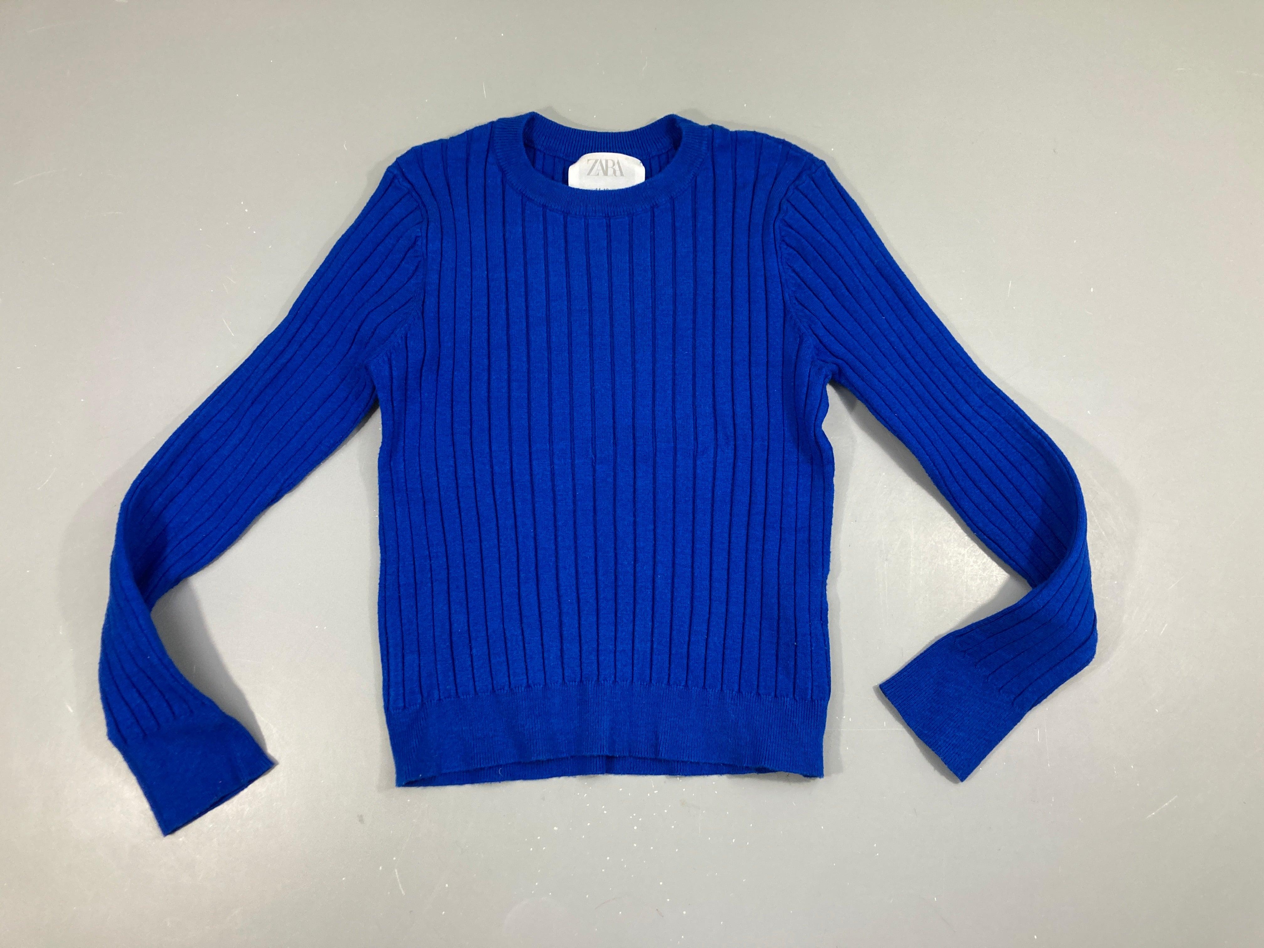 Pull côtes bleu vif, légèrement bouloché