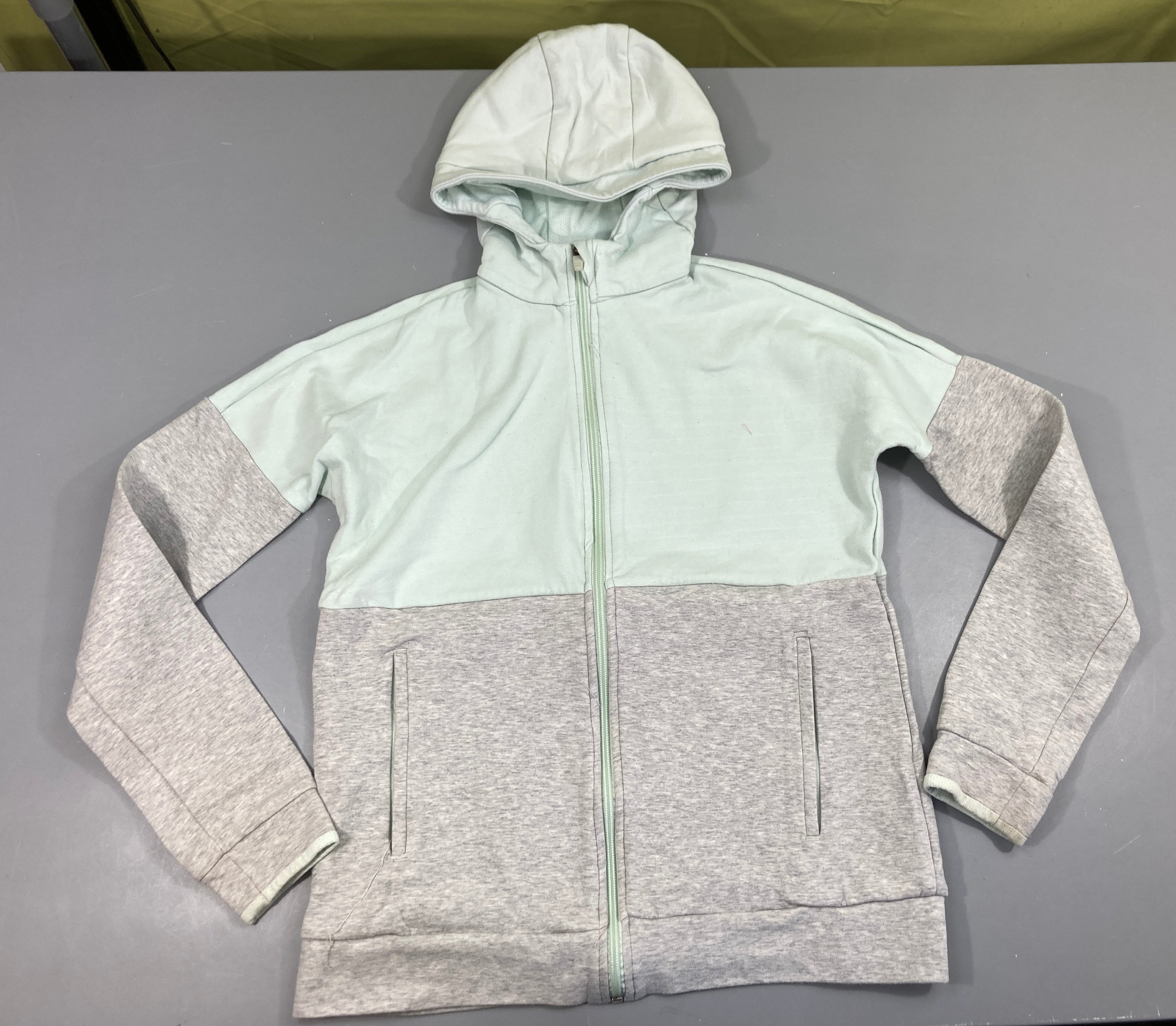 Sweat zippéà capuche gris chiné/vert, un peu bouloché