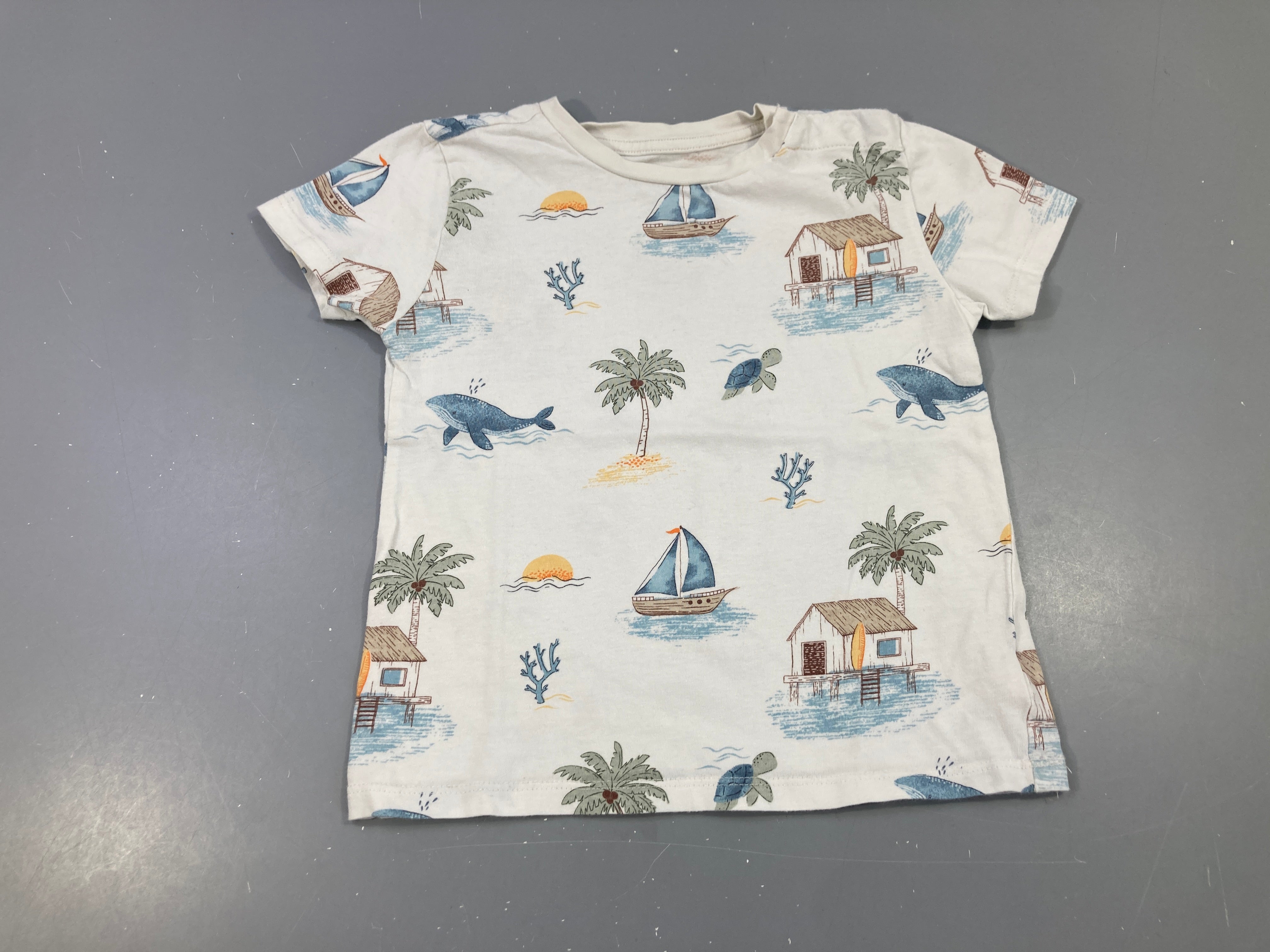 T-shirt m.c blanc motifs océan/vacances, légèrement bouloché