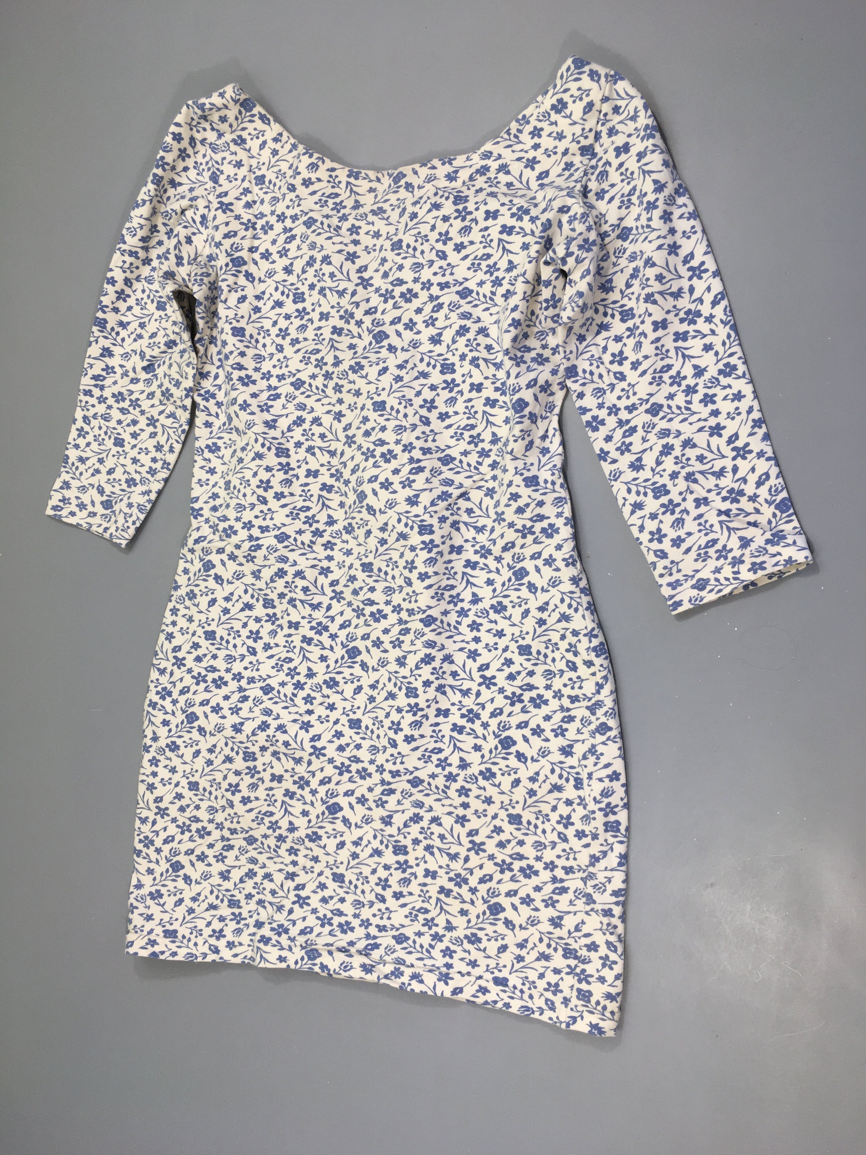 Robe manches 3/4 blanche fleurie bleu laçage au dos