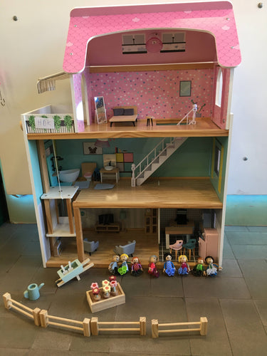 Maison de poupées avec accessoires supplémentaires - toiture décolorée d'un côté, 60€ neuf + 9€ par kit d'accessoires en +, moins cher chez Petit Kiwi