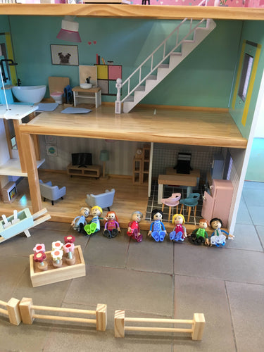 Maison de poupées avec accessoires supplémentaires - toiture décolorée d'un côté, 60€ neuf + 9€ par kit d'accessoires en +, moins cher chez Petit Kiwi