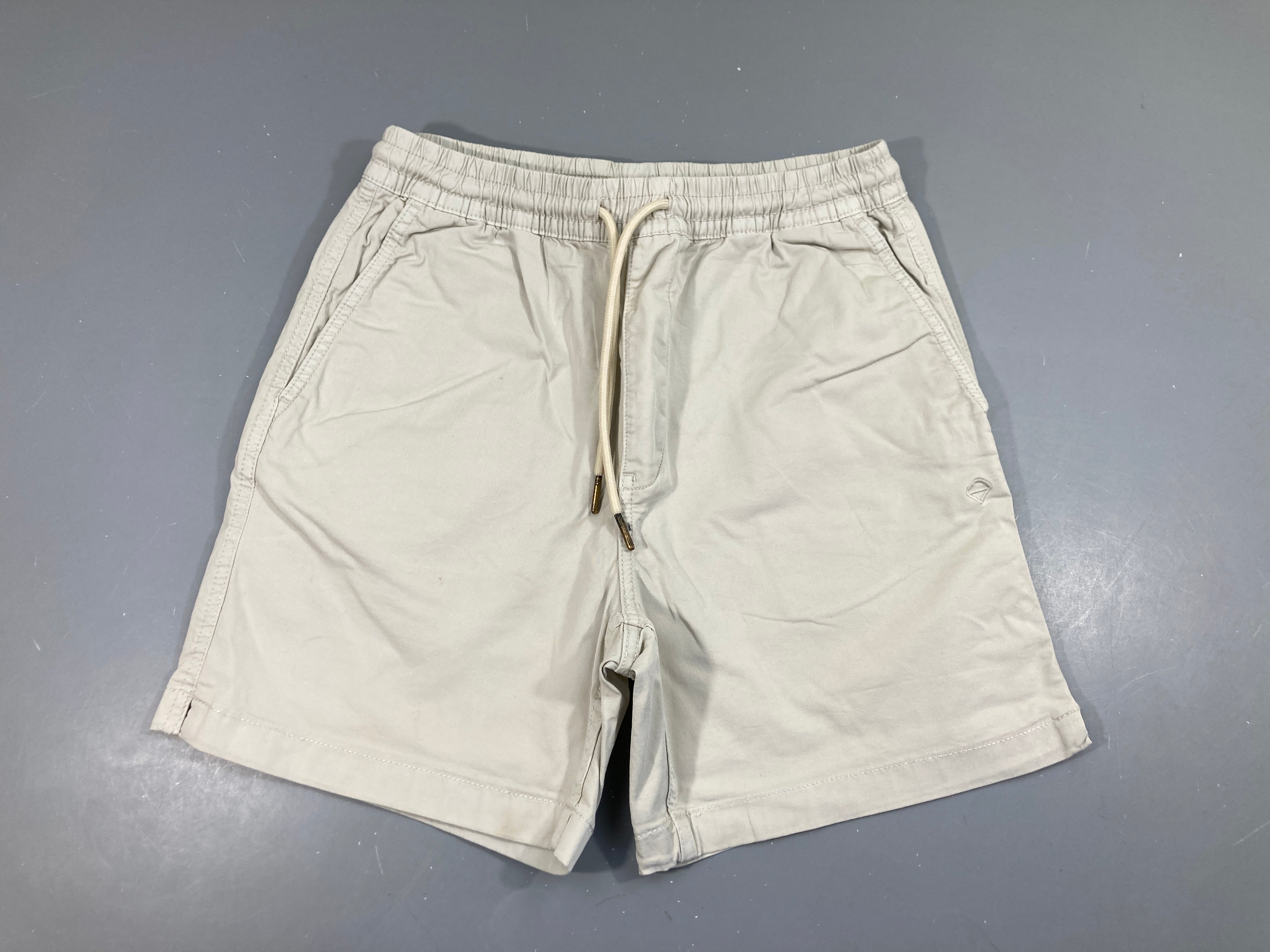 Bermuda écru, petite tache à l'avant