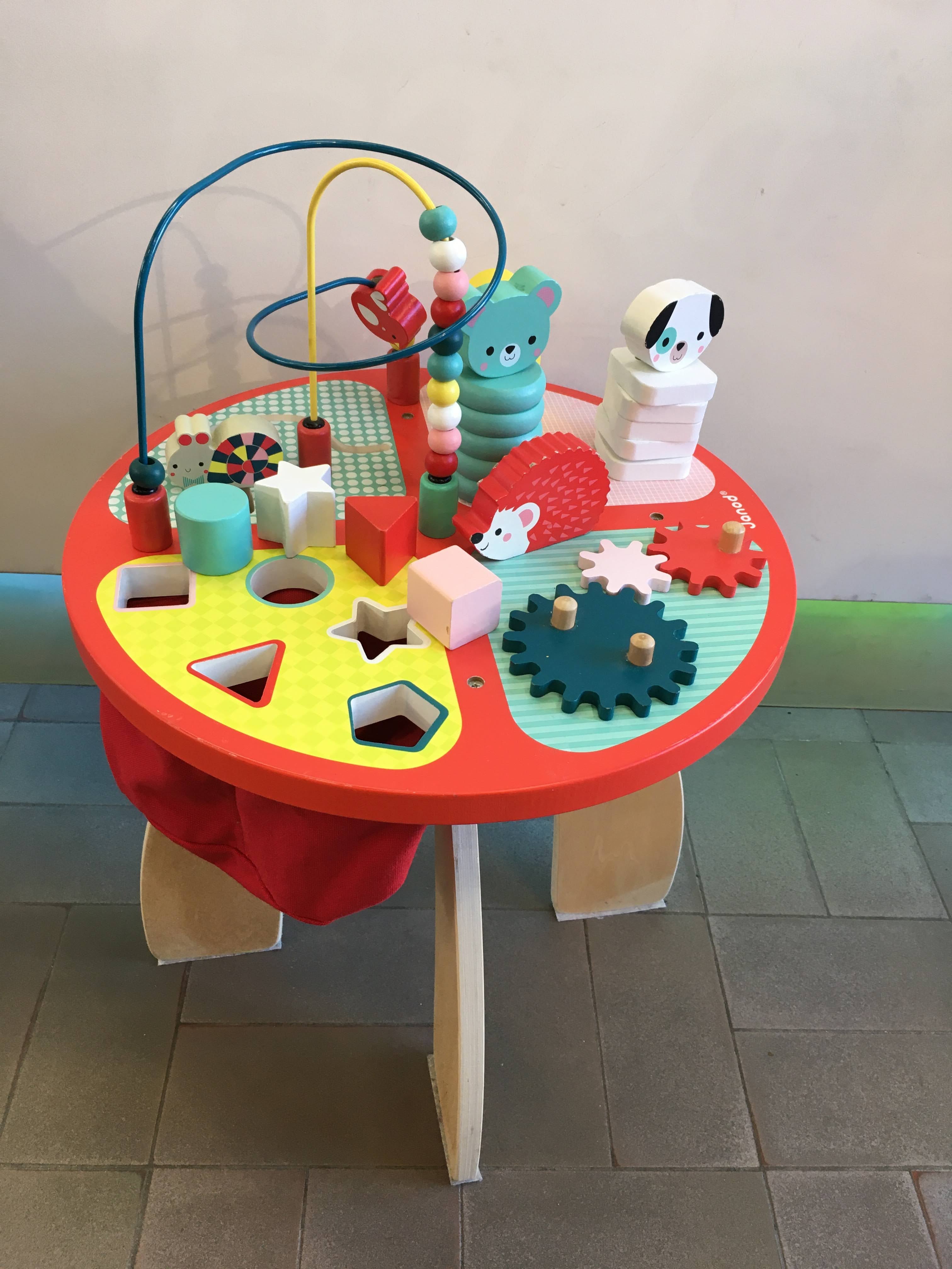 Table d'activités Baby Forest - manque 1 forme en bois à encastrer (pentagone) - 65€ neuf