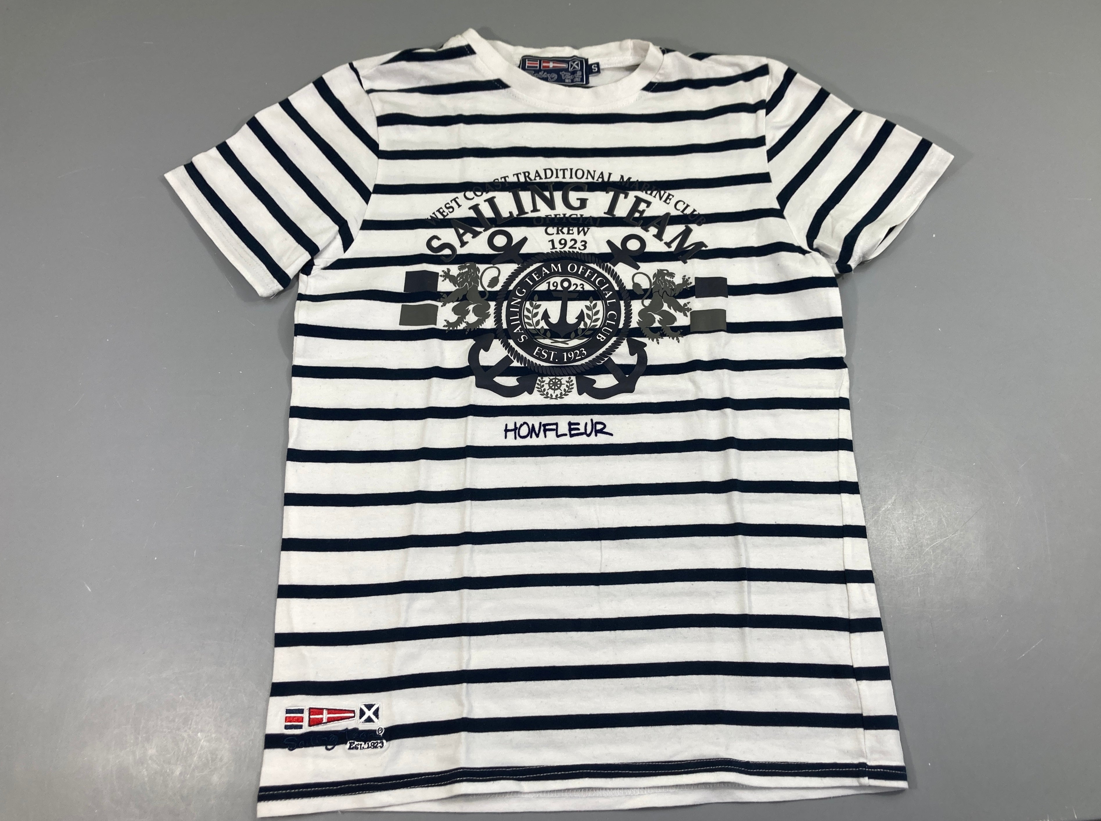 T-shirt m.c blanc rayé bleu foncé sailing team, légèrement bouloché