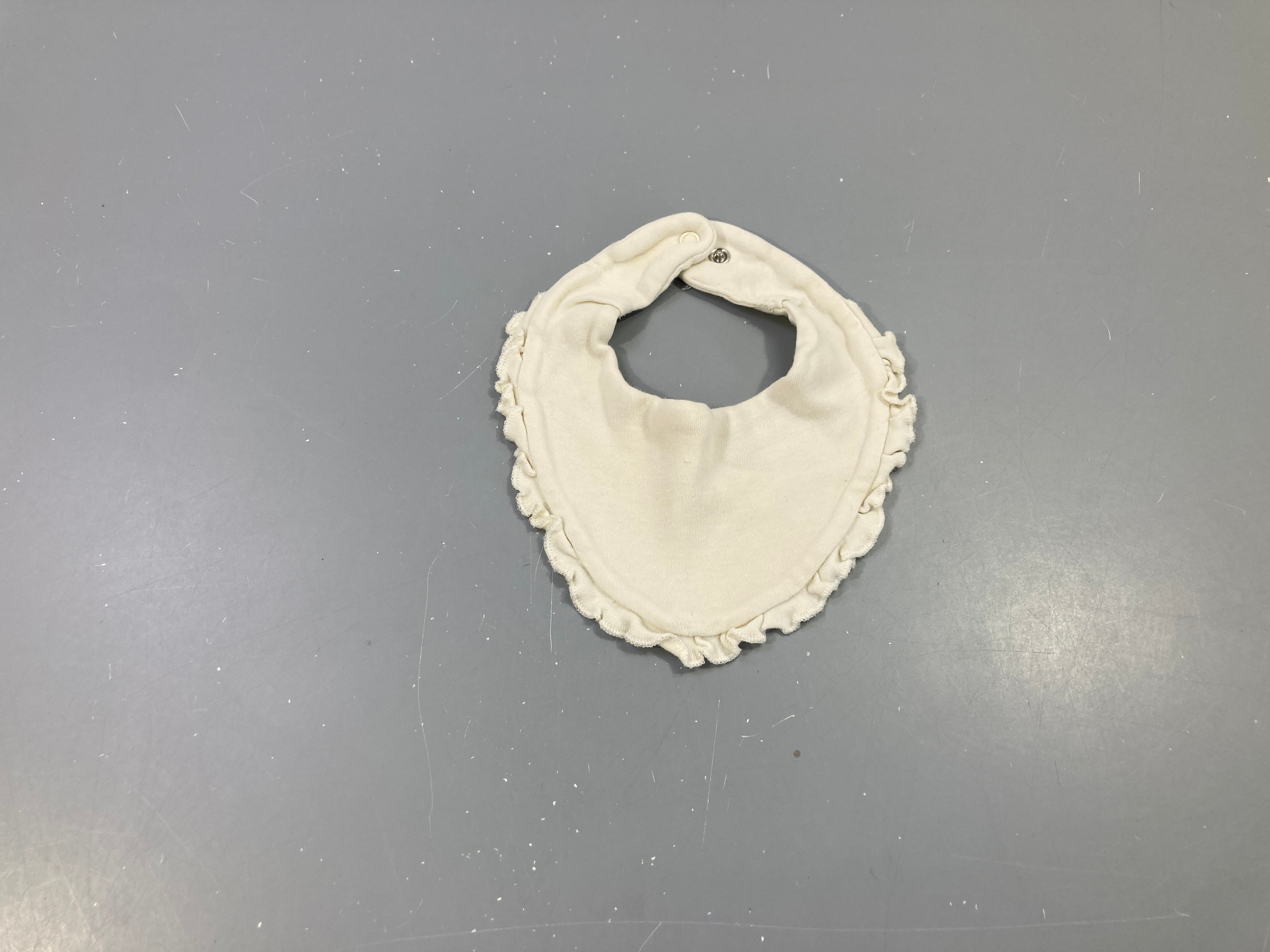 Bavoir bandana écru froufrous, légèrement bouloché