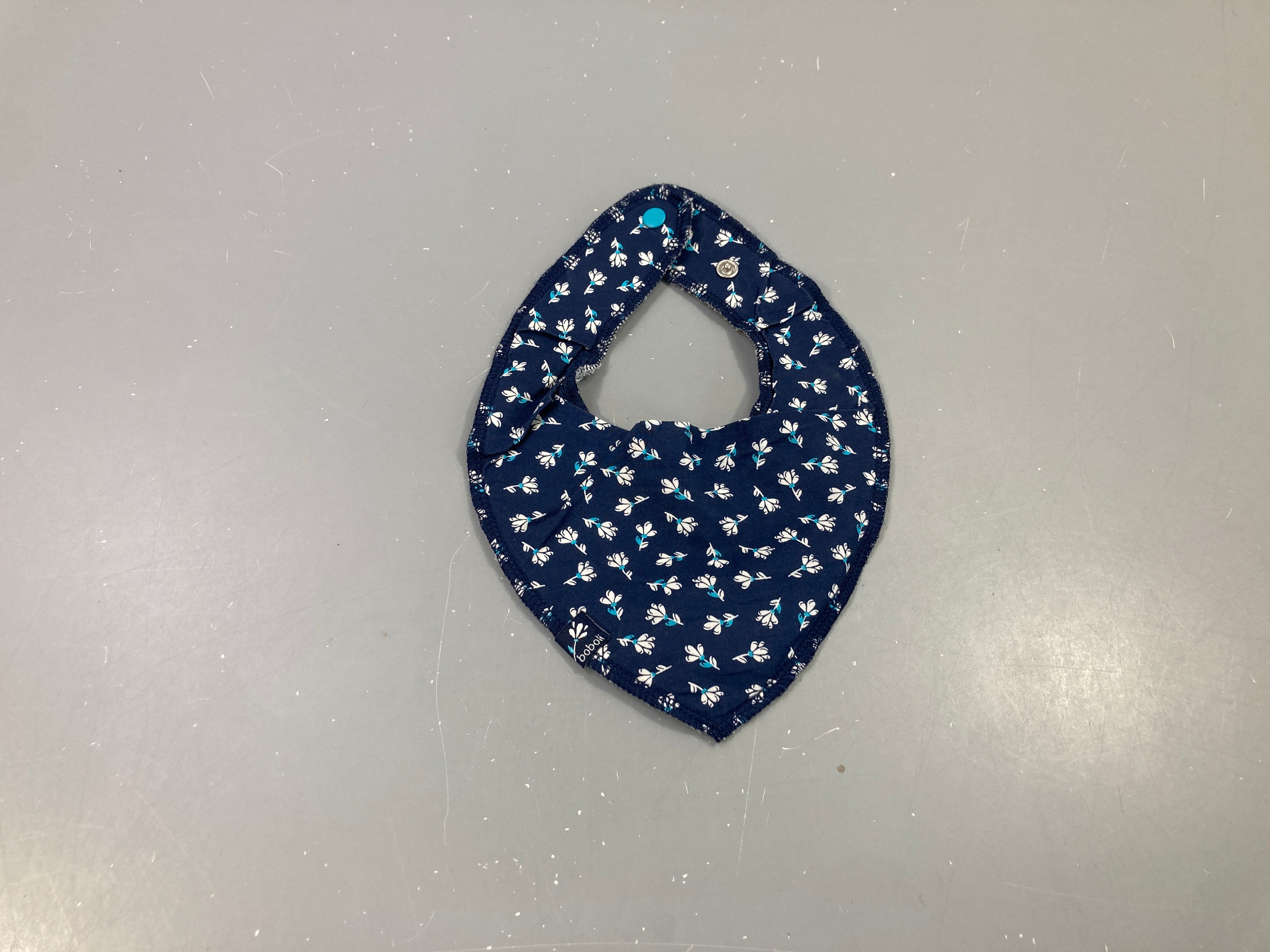 Bavoir bandana bleu foncé fleuri