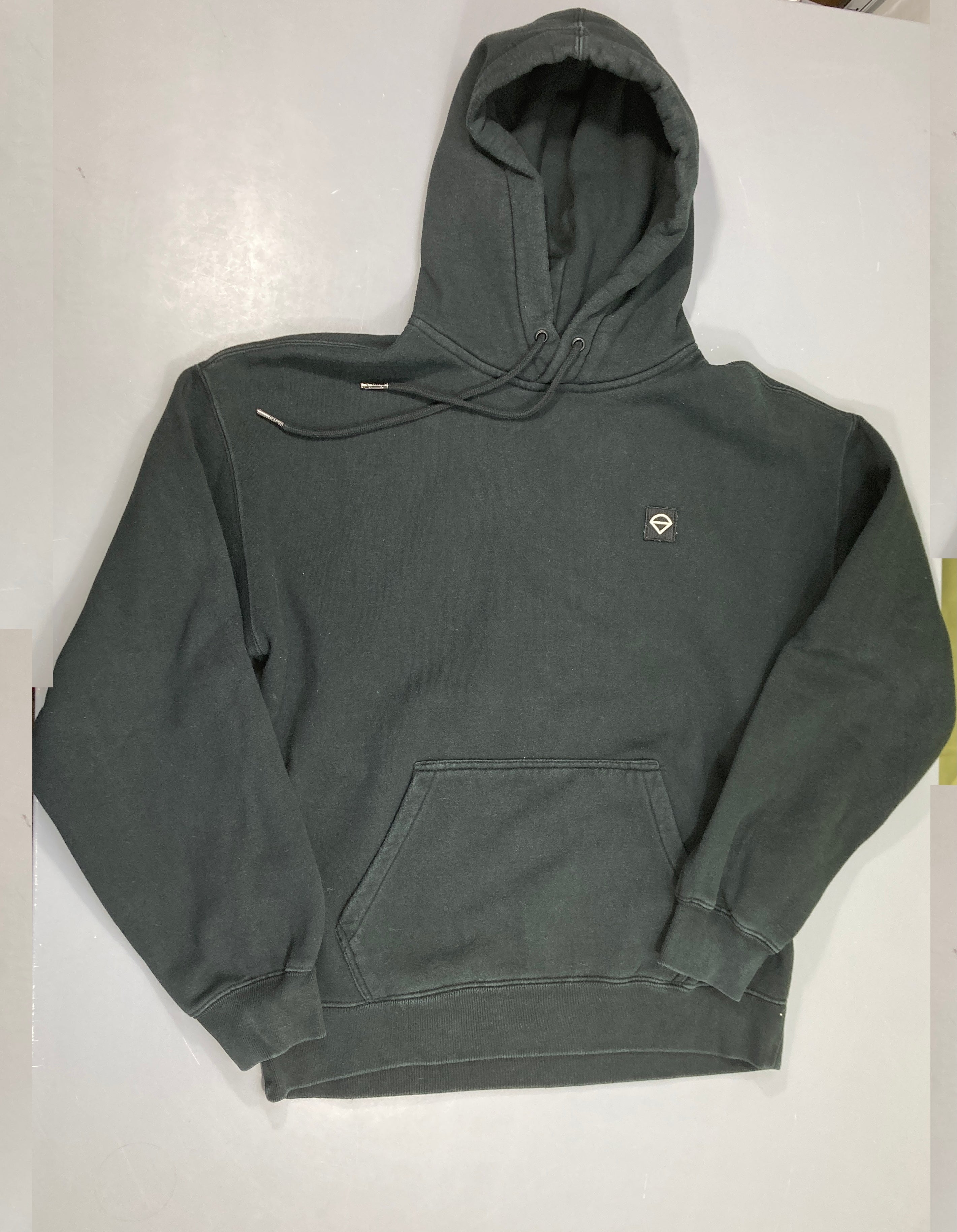 Sweat noir à capuche, légèrement bouloché