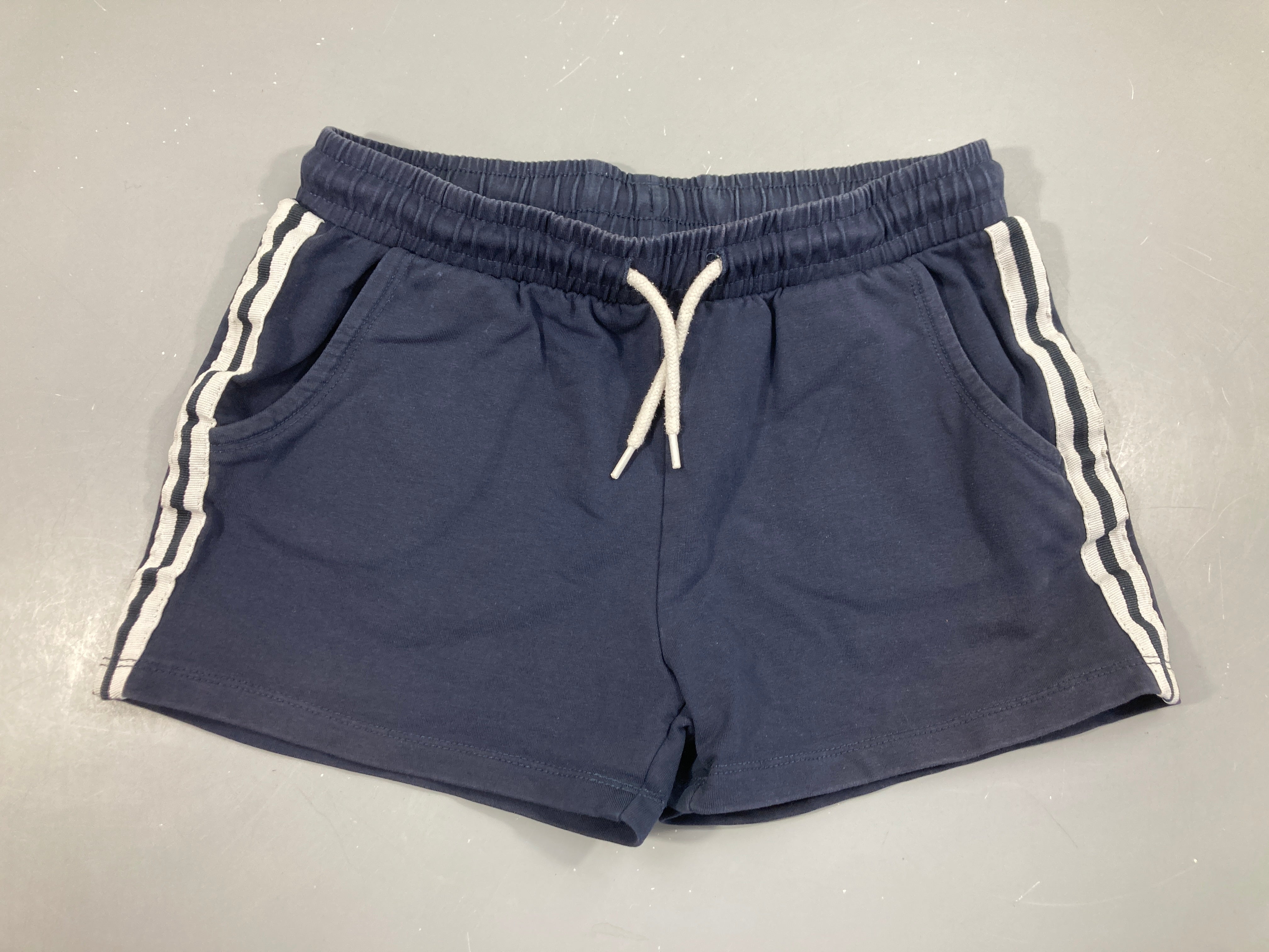 Short molleton bleu foncé bandes blanches latérales