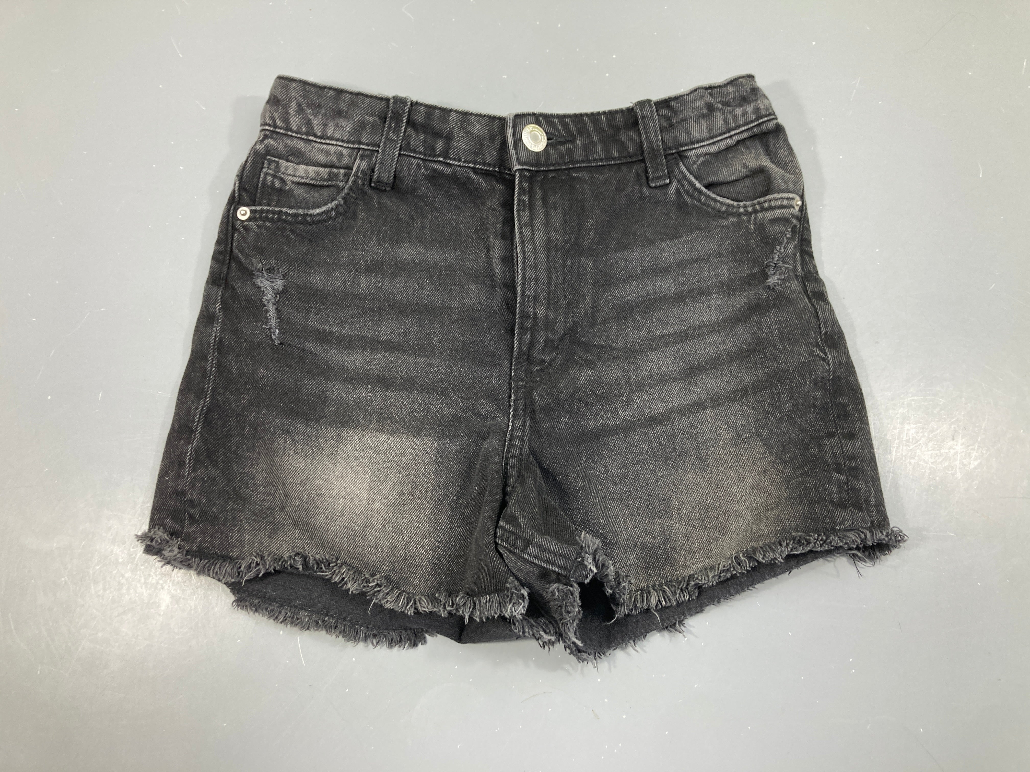 Short en jean anthracite effet effiloché bas