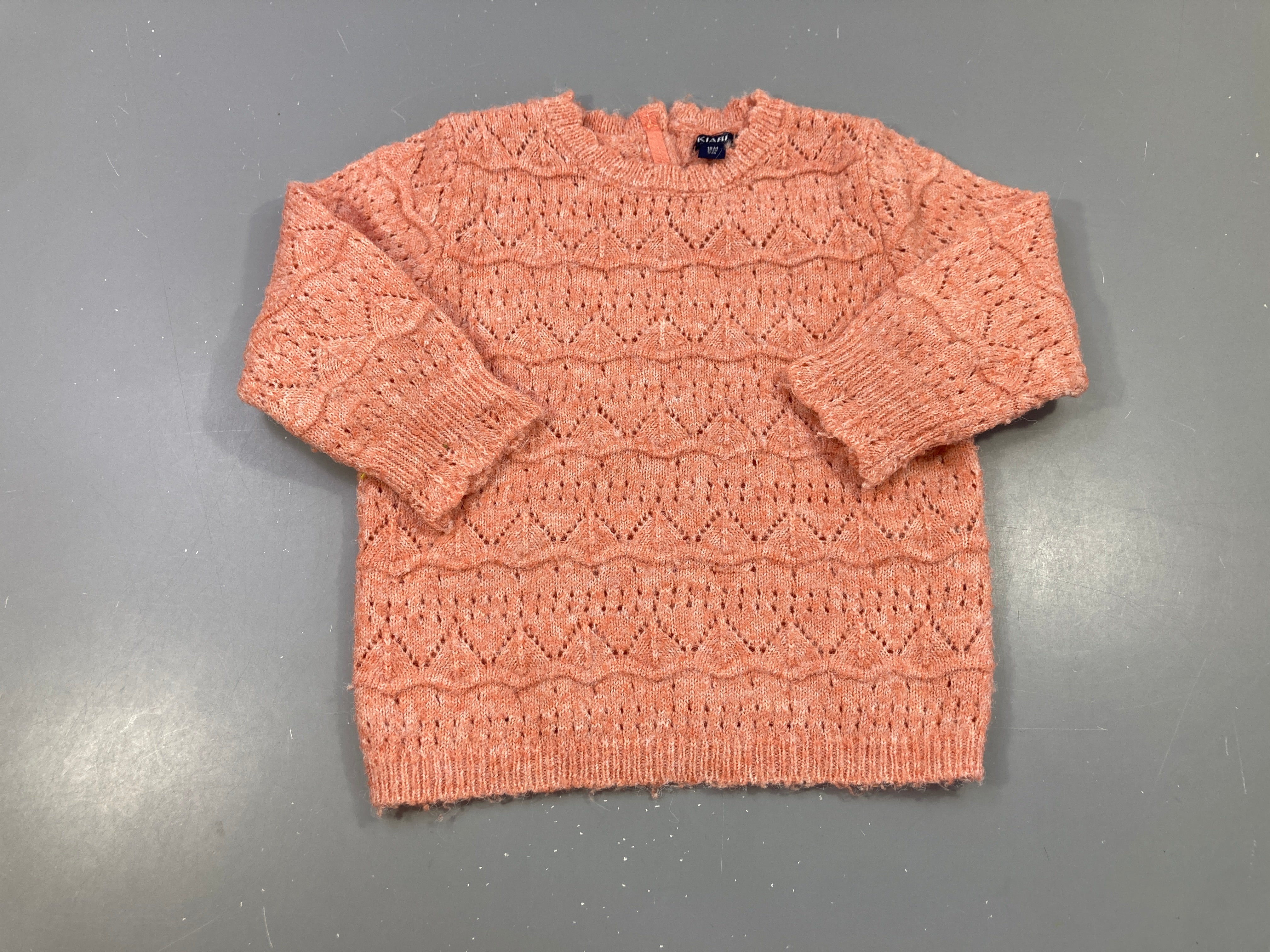 Pull ajouré rose/saumon, légèrement bouloché
