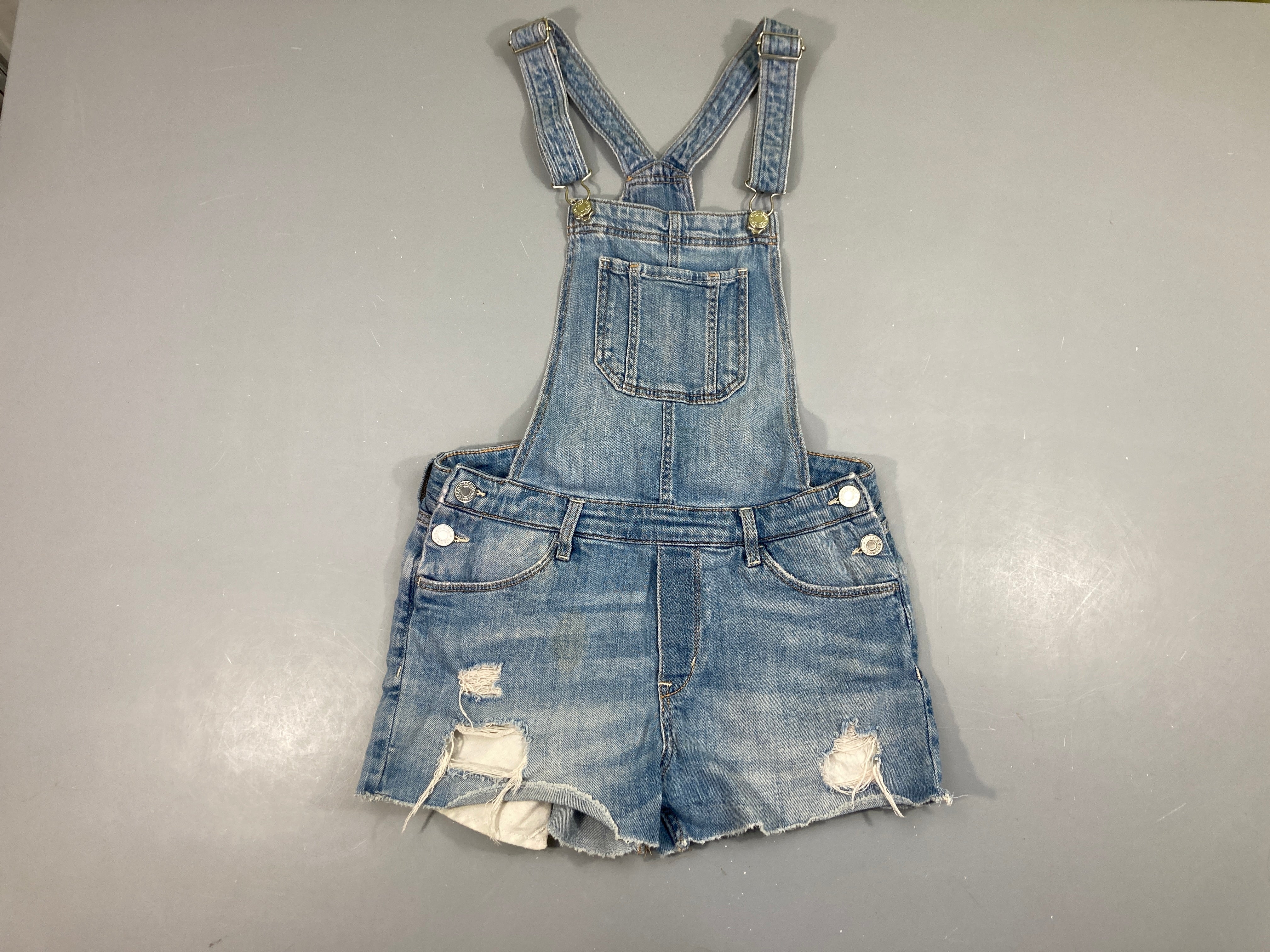 Salopette short en jean effet déchiré