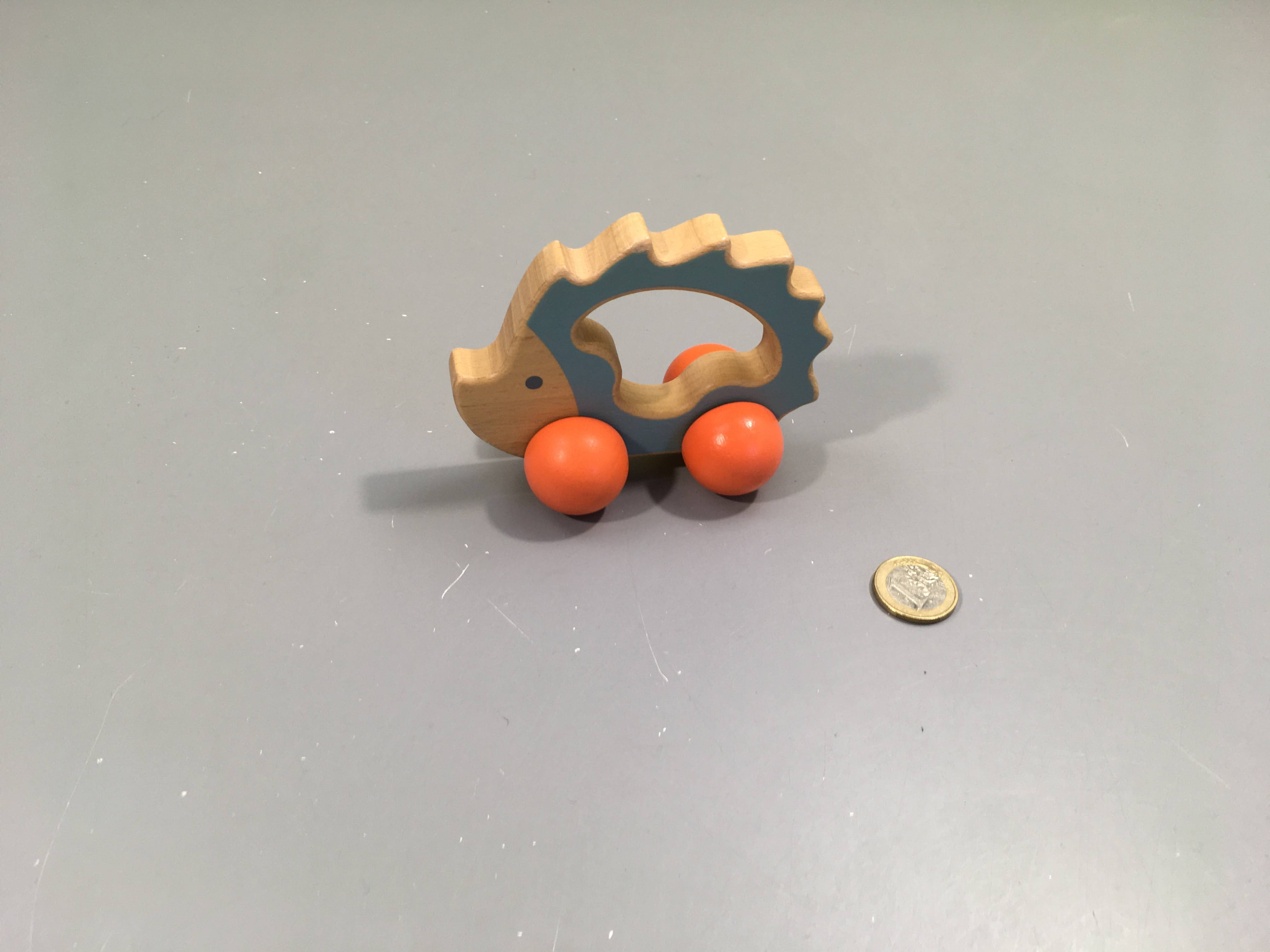 Hérisson en bois sur roulettes