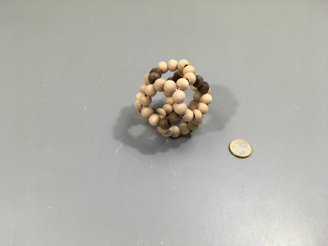 Hochet Balle flexible en bois Nature, Goki, moins cher chez Petit Kiwi