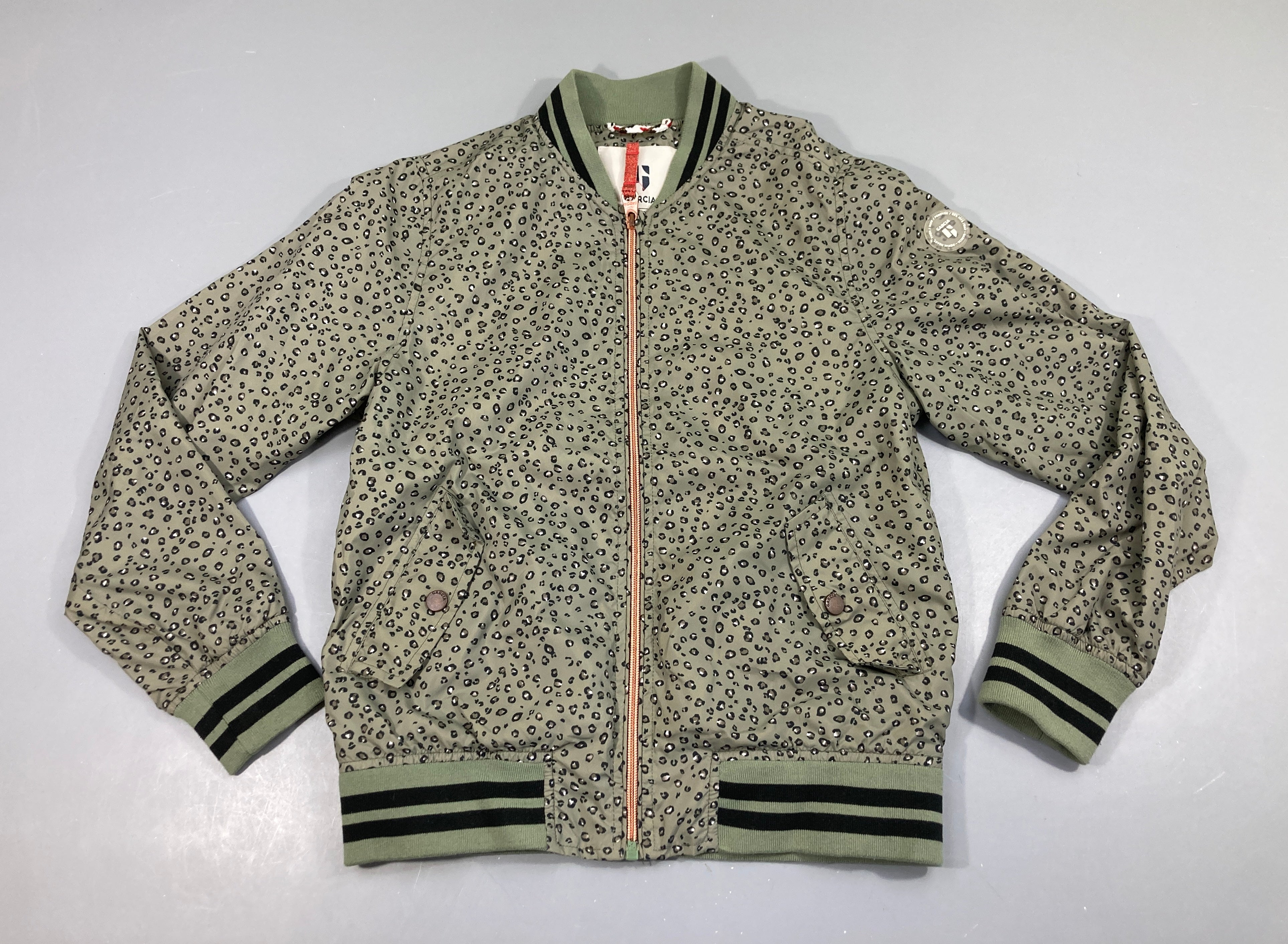 Blouson léger vert effet léopard