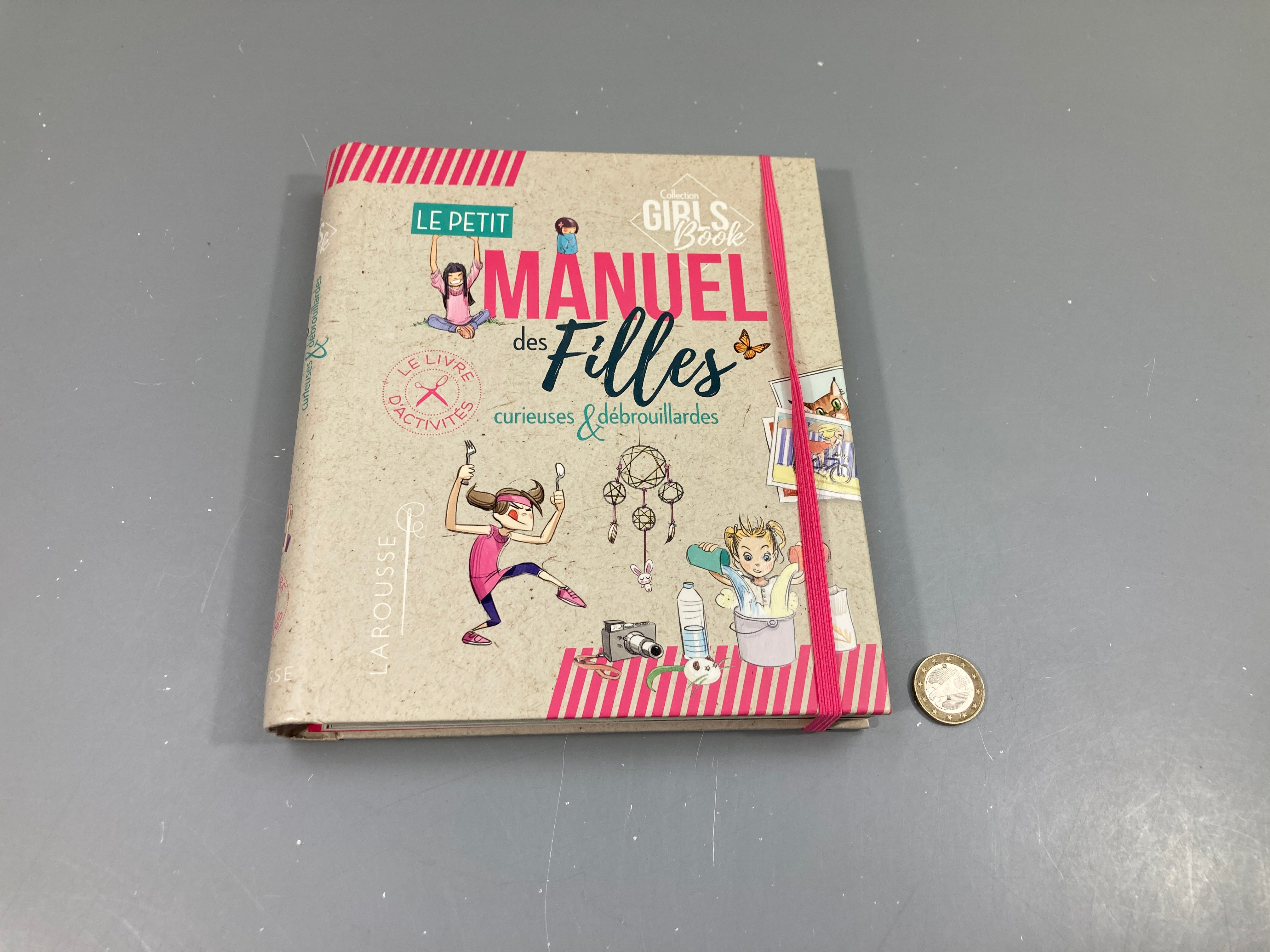 Le petit manuel des filles curieuses et débrouillardes-Larousse