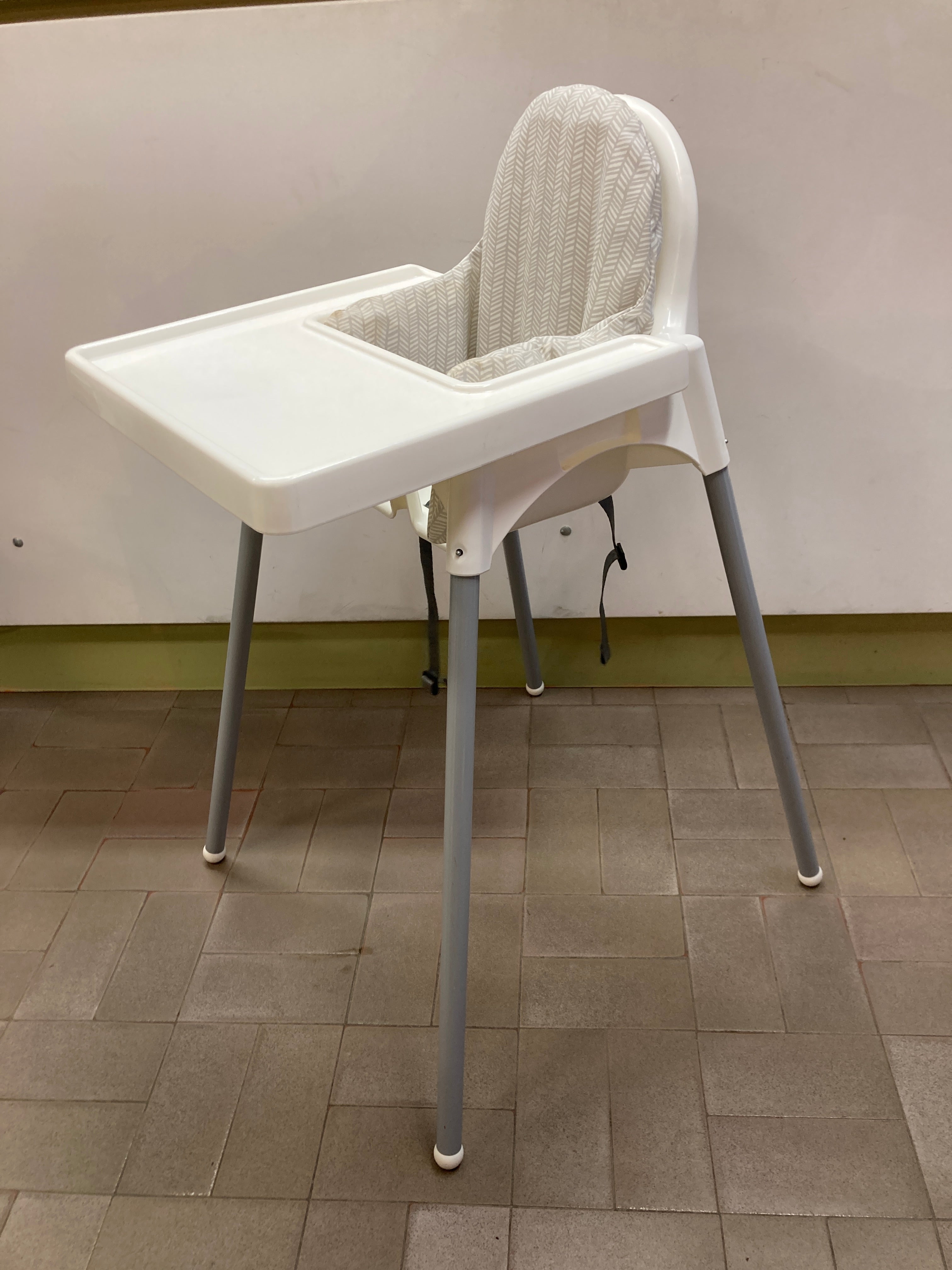 Chaise haute ANTILOP avec ceintures, tablette et coussin réducteur (taché bord)