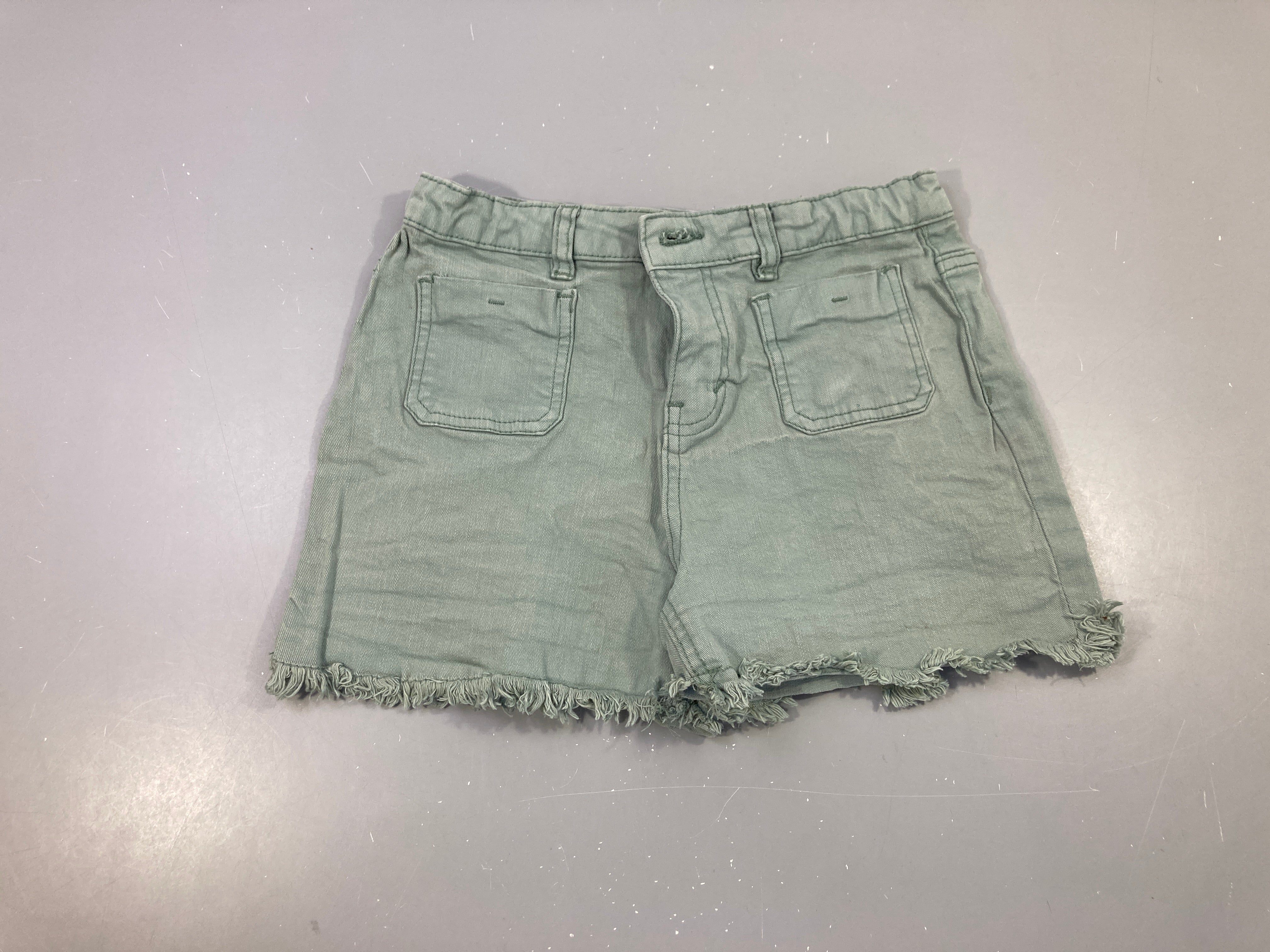 Short kaki/vert effiloché dans le bas