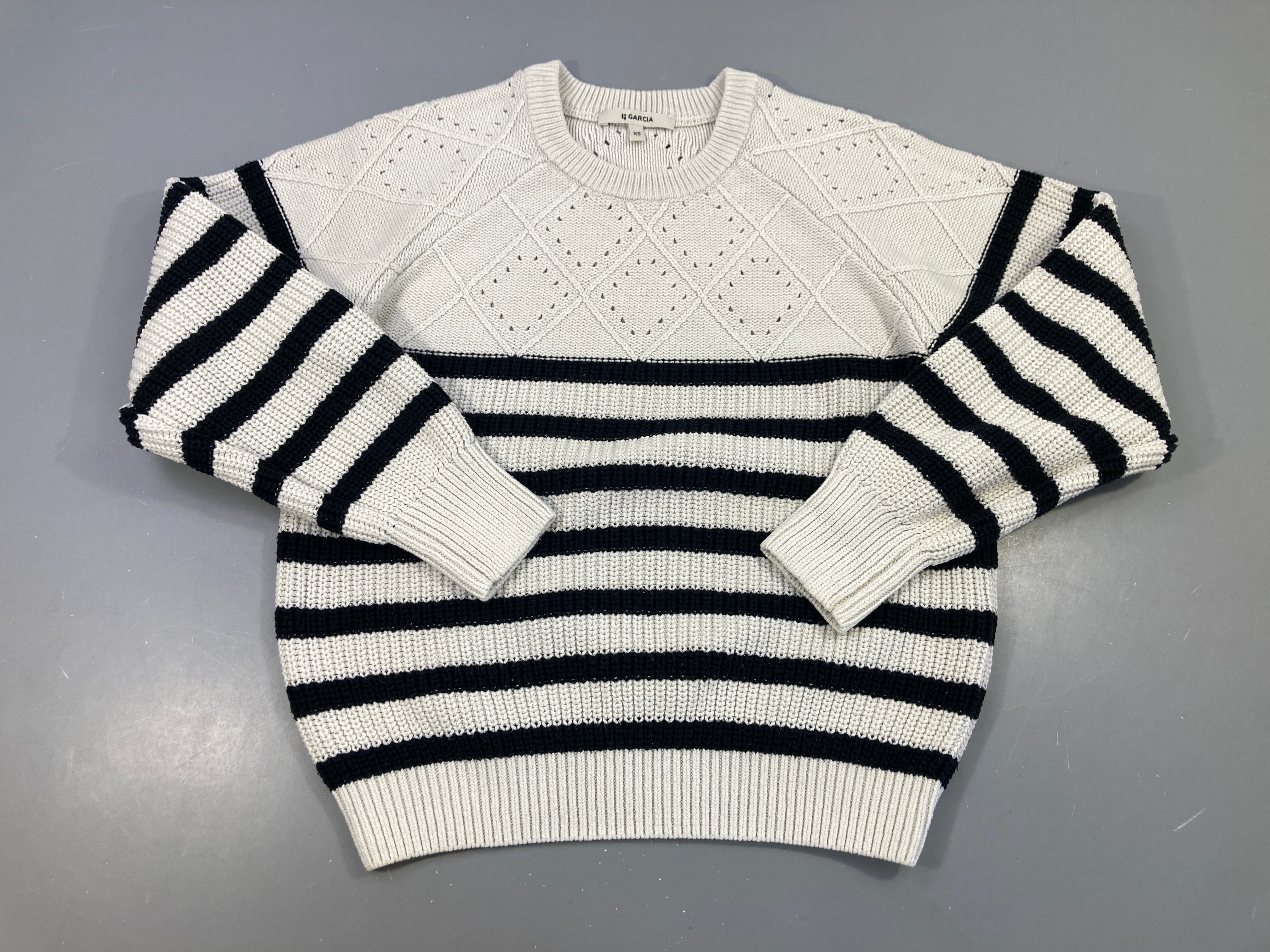Pull écru rayé noir