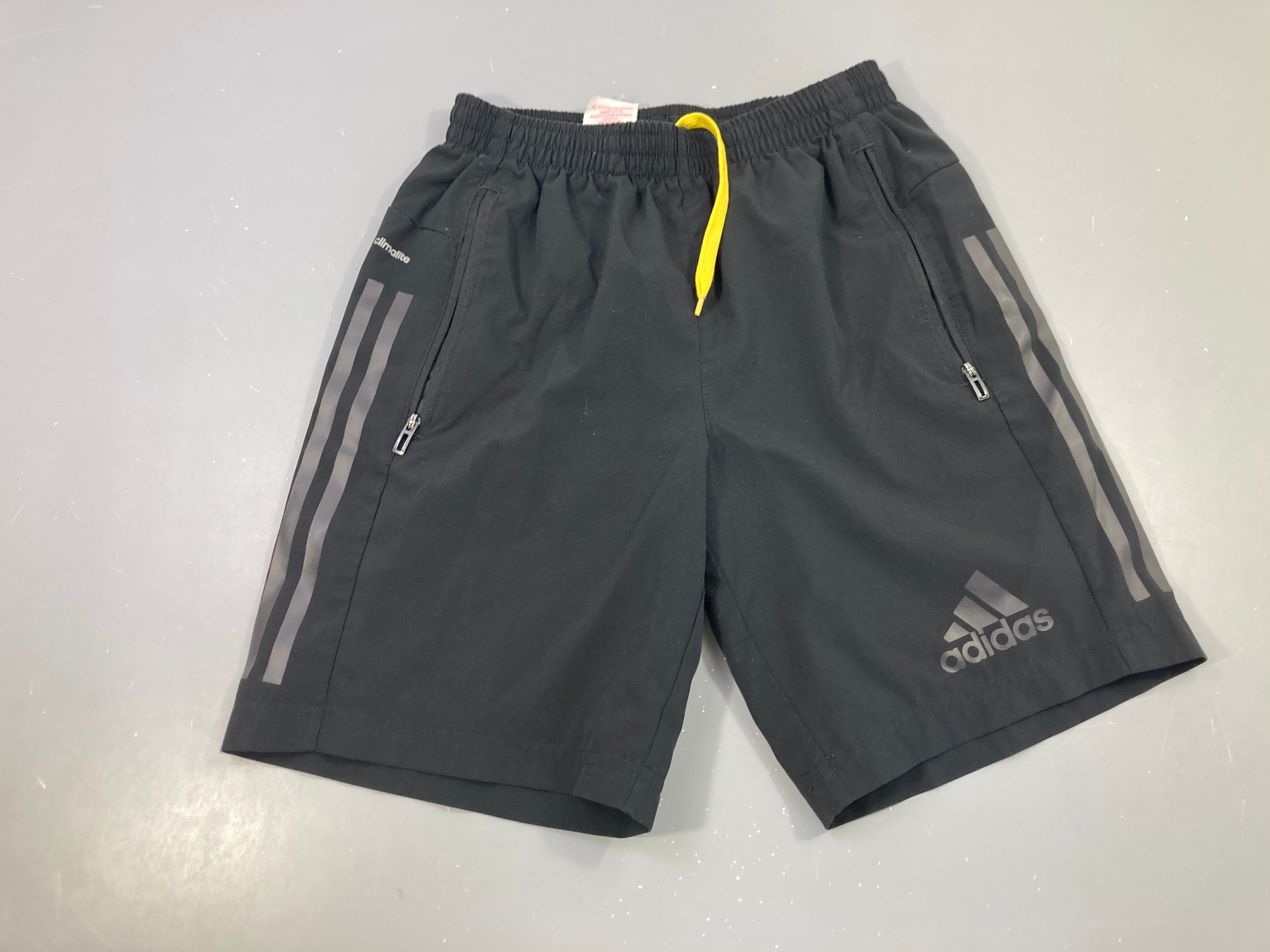 Short de sport noir zip bandes latérales adidas