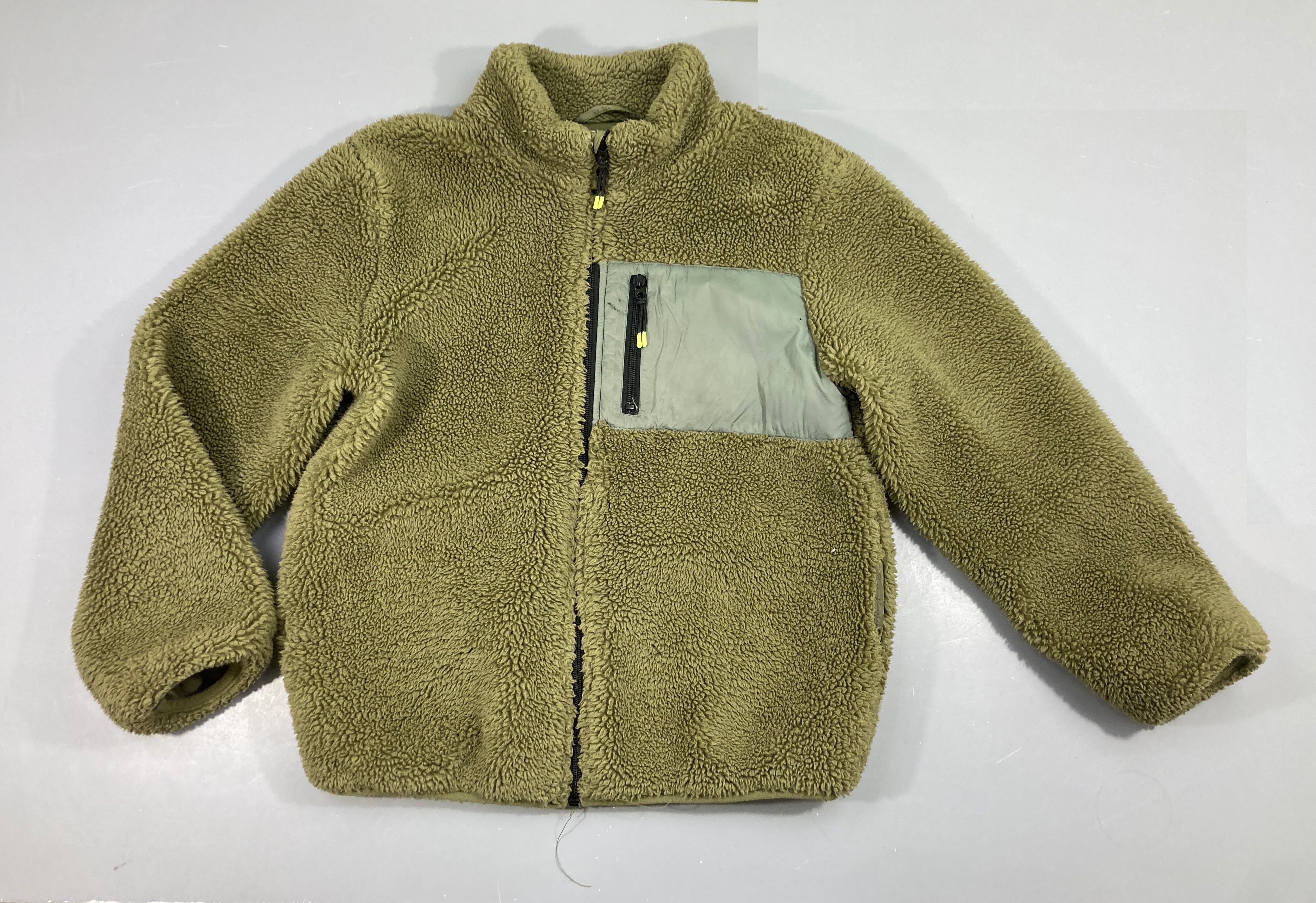 Gilet zippé teddy kaki poche avec un mini trou et une petite tache