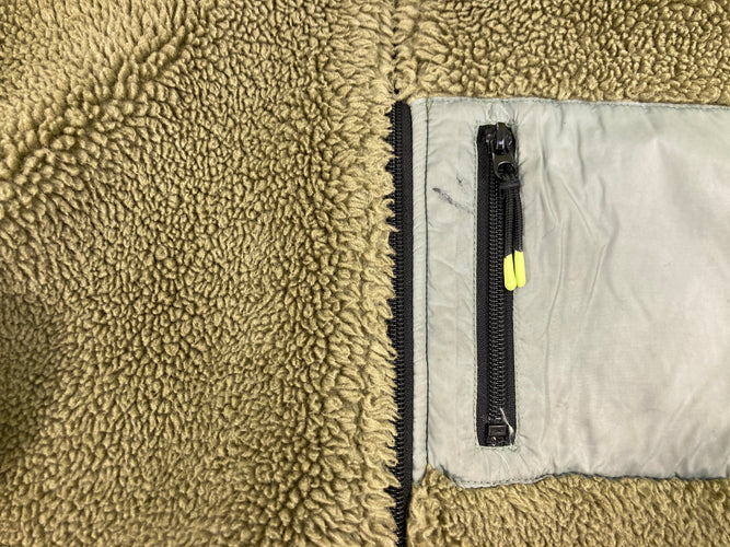 Gilet zippé teddy kaki poche avec un mini trou et une petite tache, moins cher chez Petit Kiwi